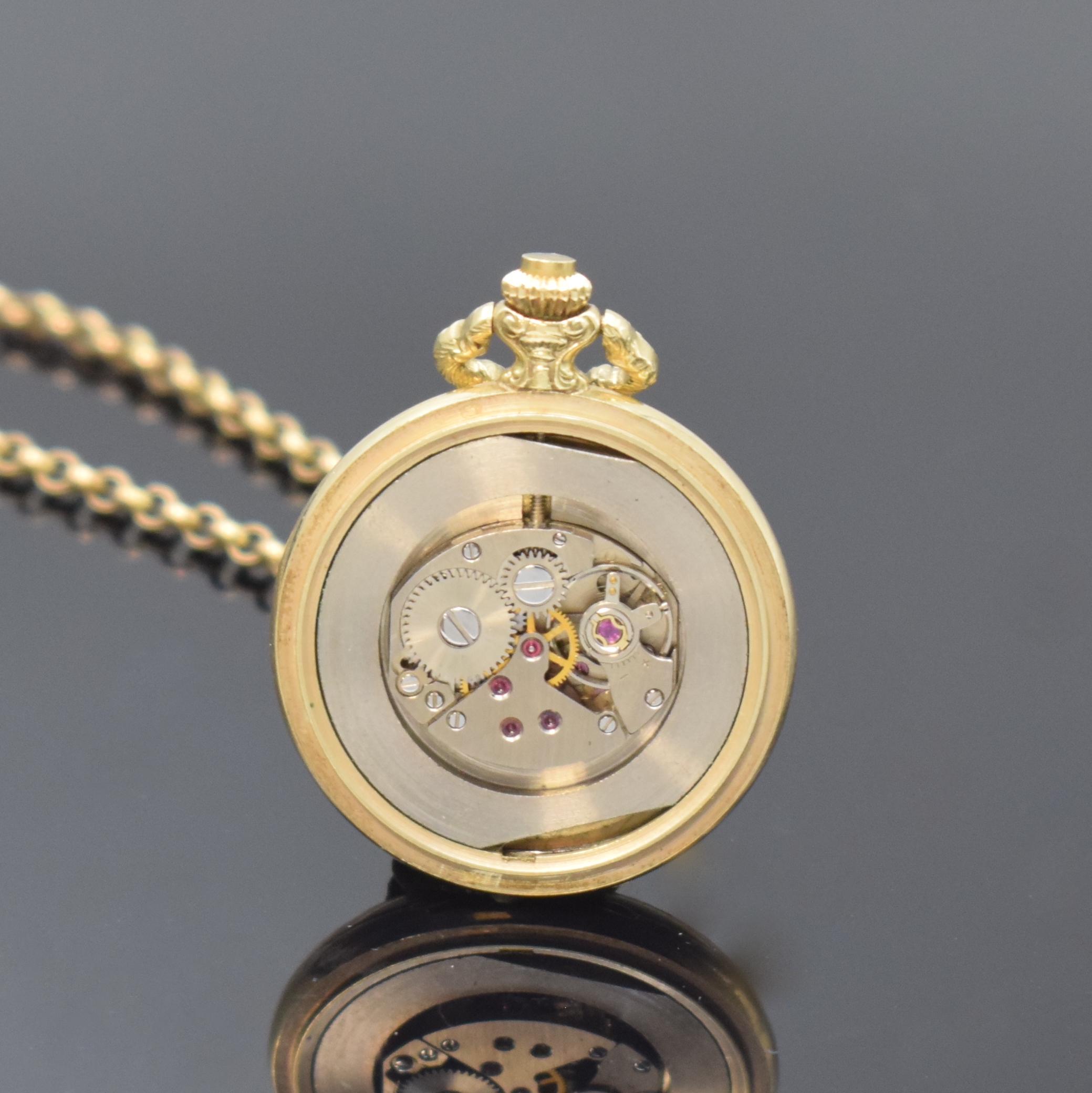 Detail c: BERGANA Savonette Damentaschen-/anhängeuhr in GG 585/000 an Kette in GG 333/000, Schweiz um 1970, Handaufzug, floral grav. Geh., Boden aufgedr., ...