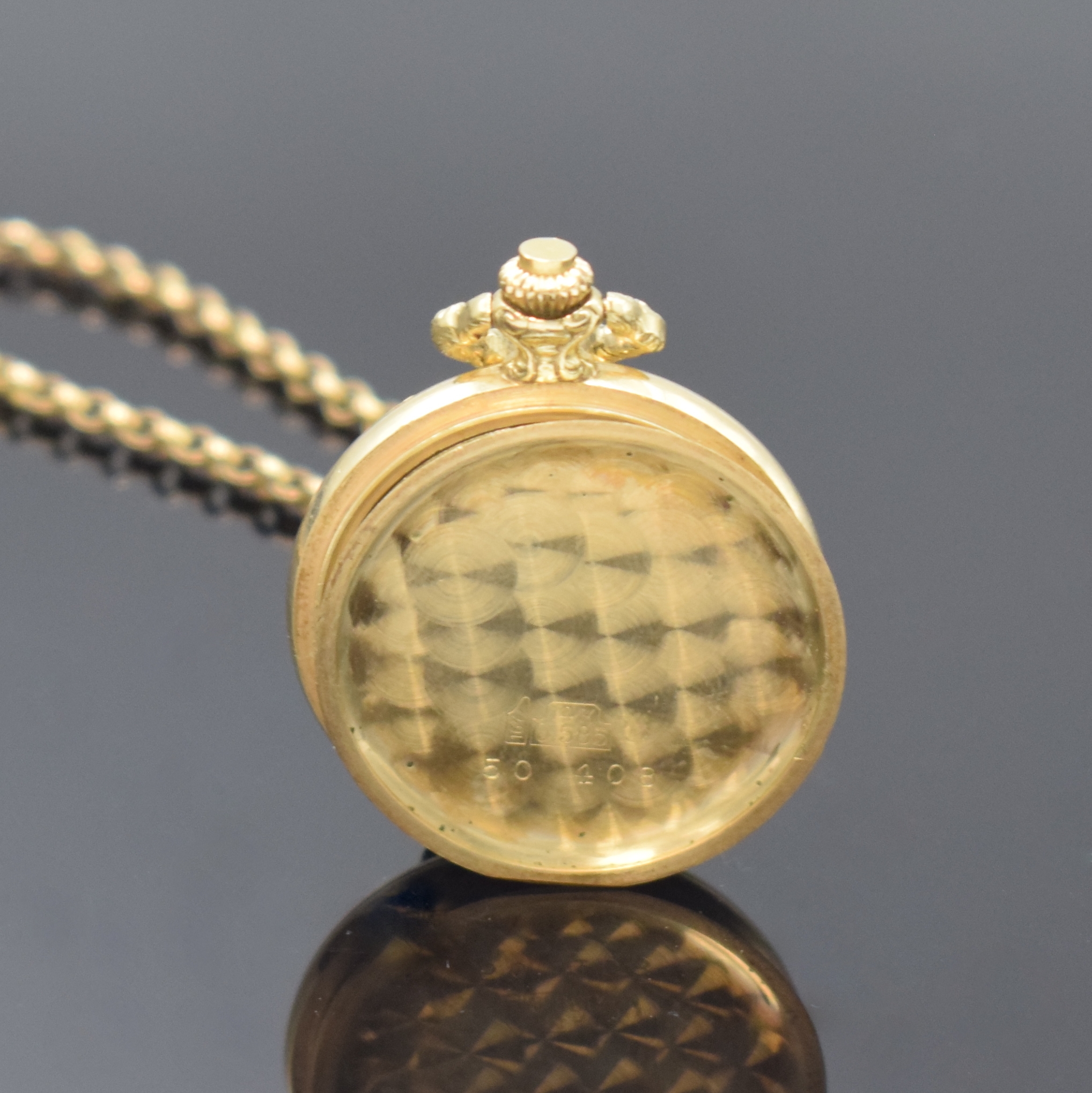 Detail d: BERGANA Savonette Damentaschen-/anhängeuhr in GG 585/000 an Kette in GG 333/000, Schweiz um 1970, Handaufzug, floral grav. Geh., Boden aufgedr., ...