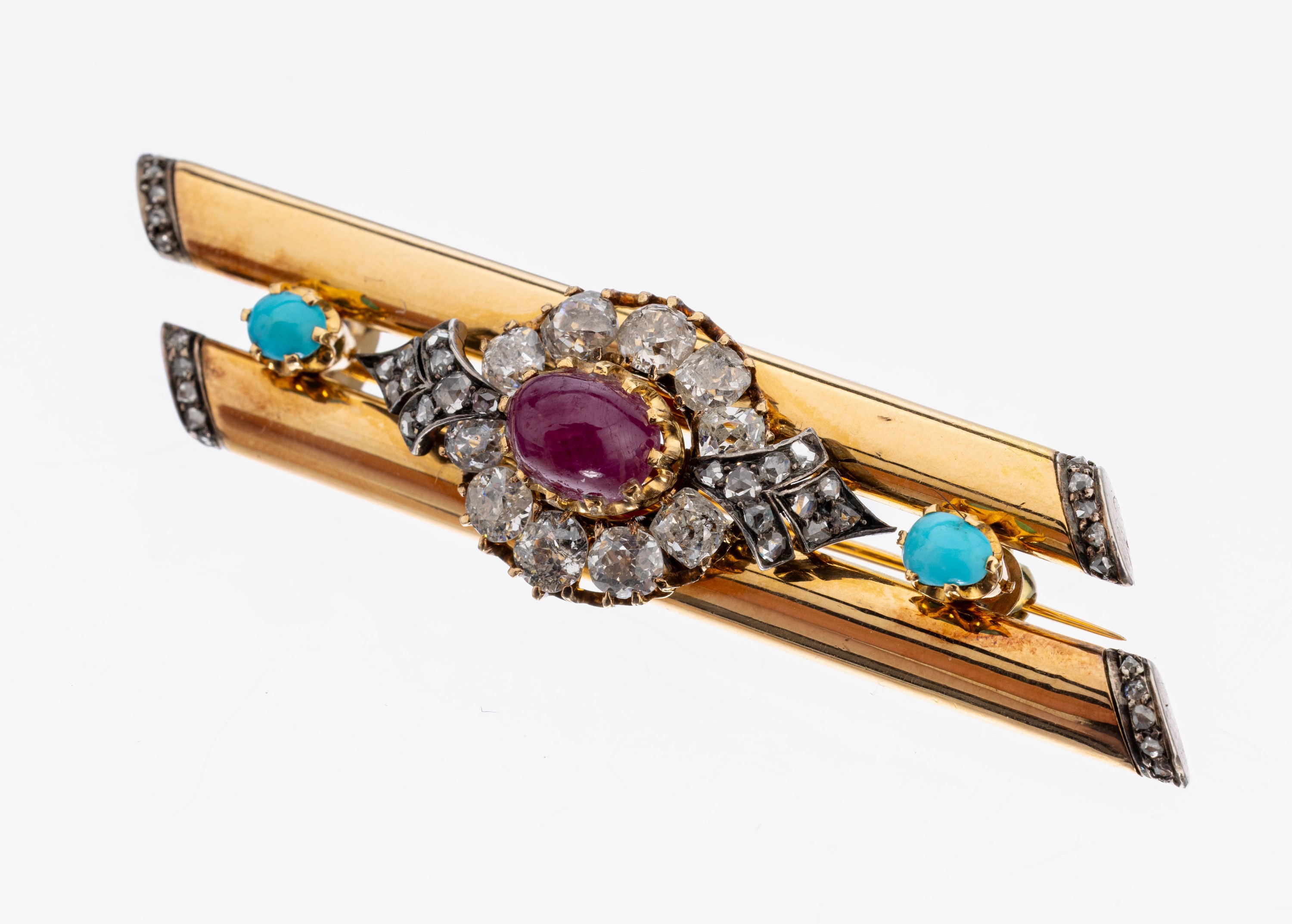 18 kt Gold Diamant Rubin Türkis Brosche, GG 750/000, Mittelteil um 1900, ovaler Rubin- cabochon ca. 4,00 ct, Altschliffdiamanten zus.ca. 3.80 ct ...
