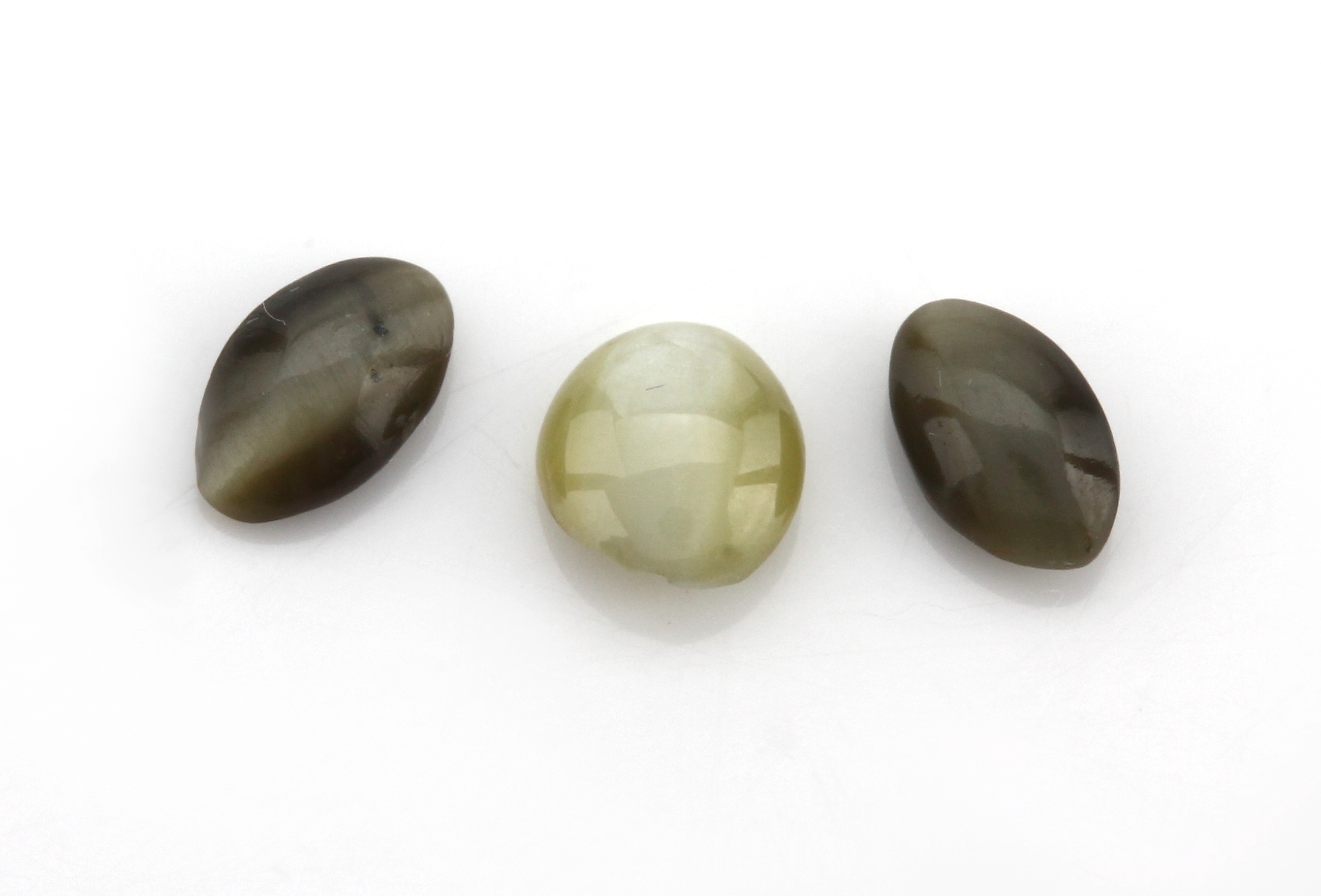 Lot 3 lose Chrysoberyll Katzenauge, 1.76 ct, 2 x oval, 1 x rund