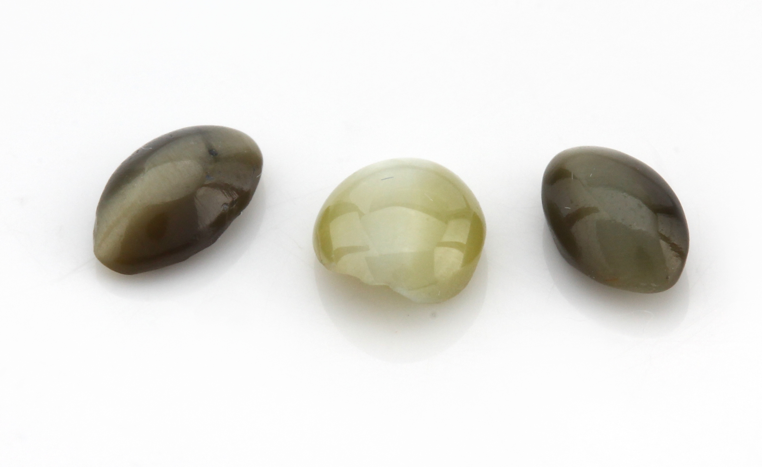 Detail a: Lot 3 lose Chrysoberyll Katzenauge, 1.76 ct, 2 x oval, 1 x rund