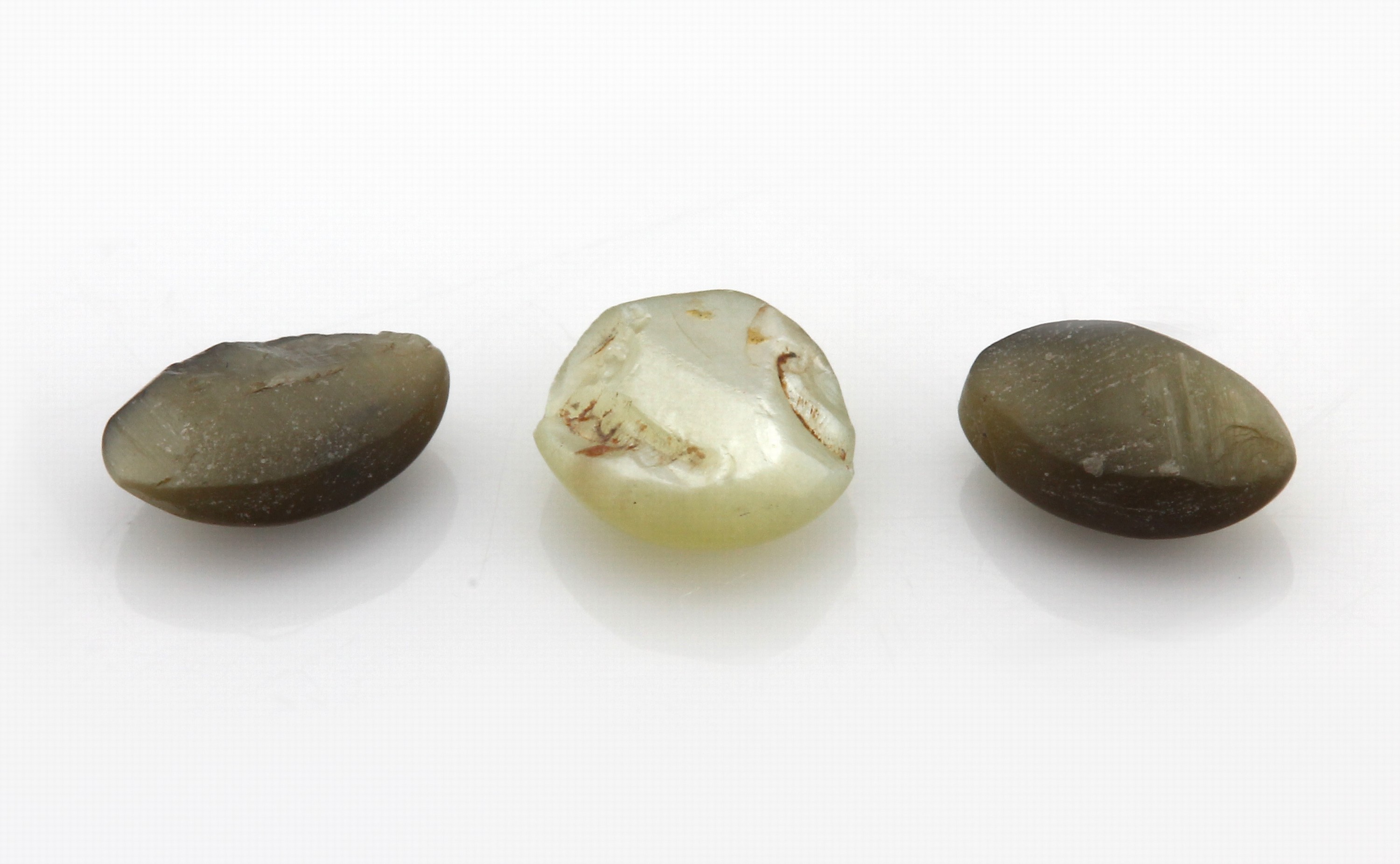 Detail b: Lot 3 lose Chrysoberyll Katzenauge, 1.76 ct, 2 x oval, 1 x rund