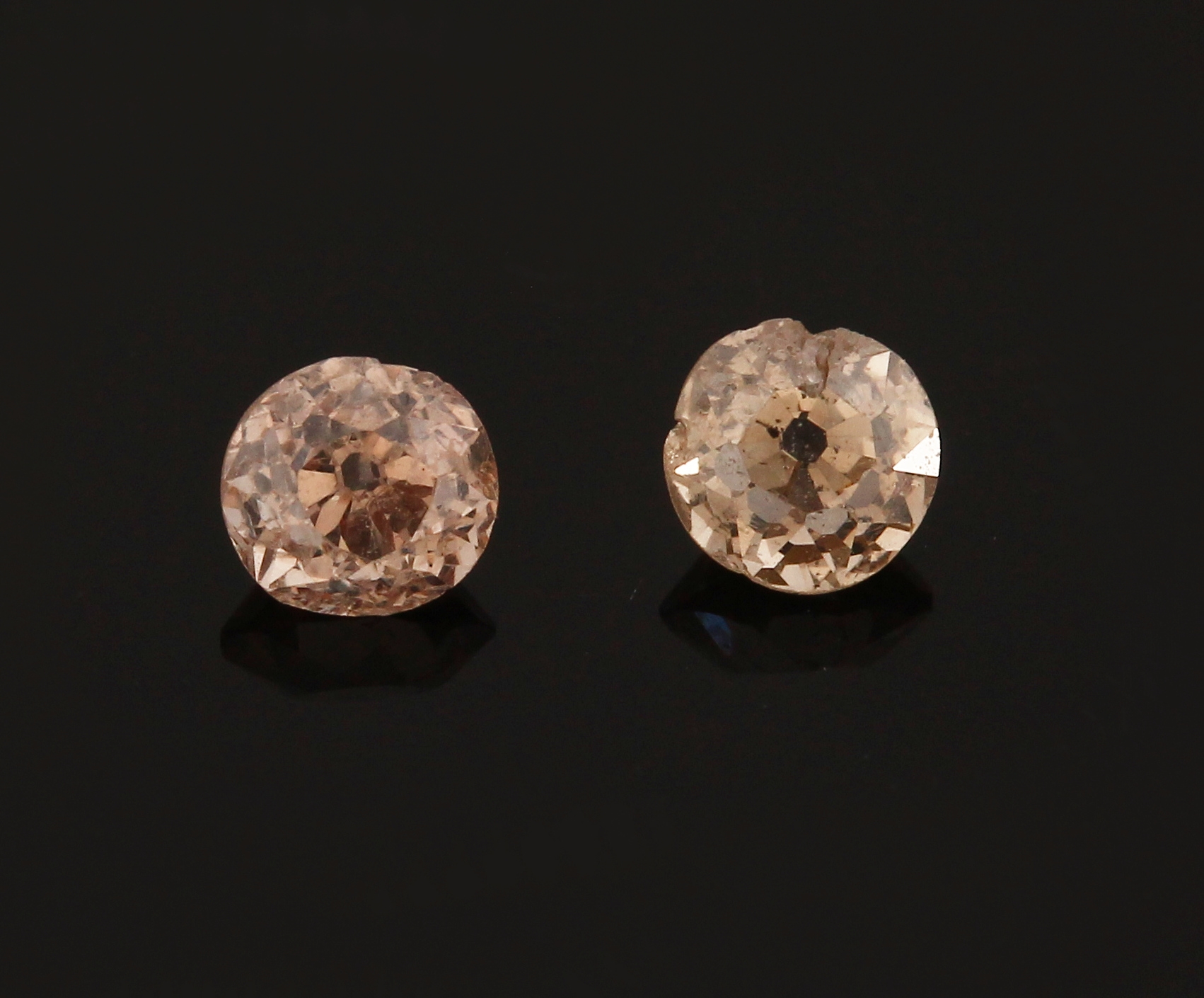 Lot 2 lose Diamanten, zus. 0.51 ct getönt/p 1, Ausfassware, Rundiste besch.