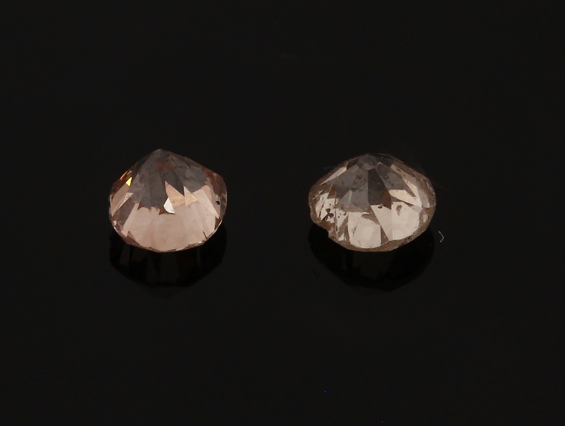 Detail a: Lot 2 lose Diamanten, zus. 0.51 ct getönt/p 1, Ausfassware, Rundiste besch.