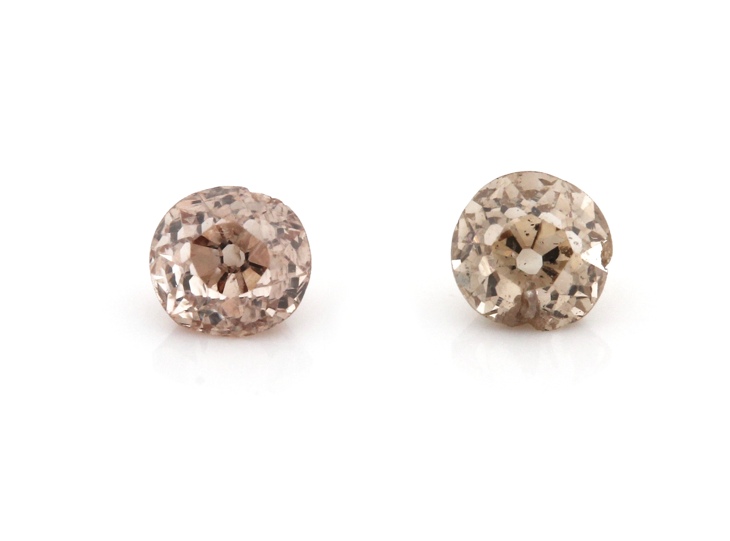 Detail b: Lot 2 lose Diamanten, zus. 0.51 ct getönt/p 1, Ausfassware, Rundiste besch.
