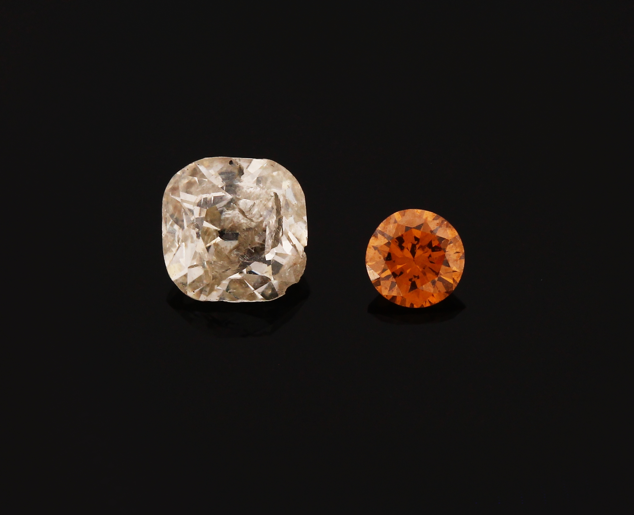 Lot 2 lose Diamanten, zus. 0.85 ct, 1 x Altschliffdiamant ca. 0.68 ct get. Weiß/p1 (min. besch); 1 x Brillant 0.17 ct Fancy orange (beh.)