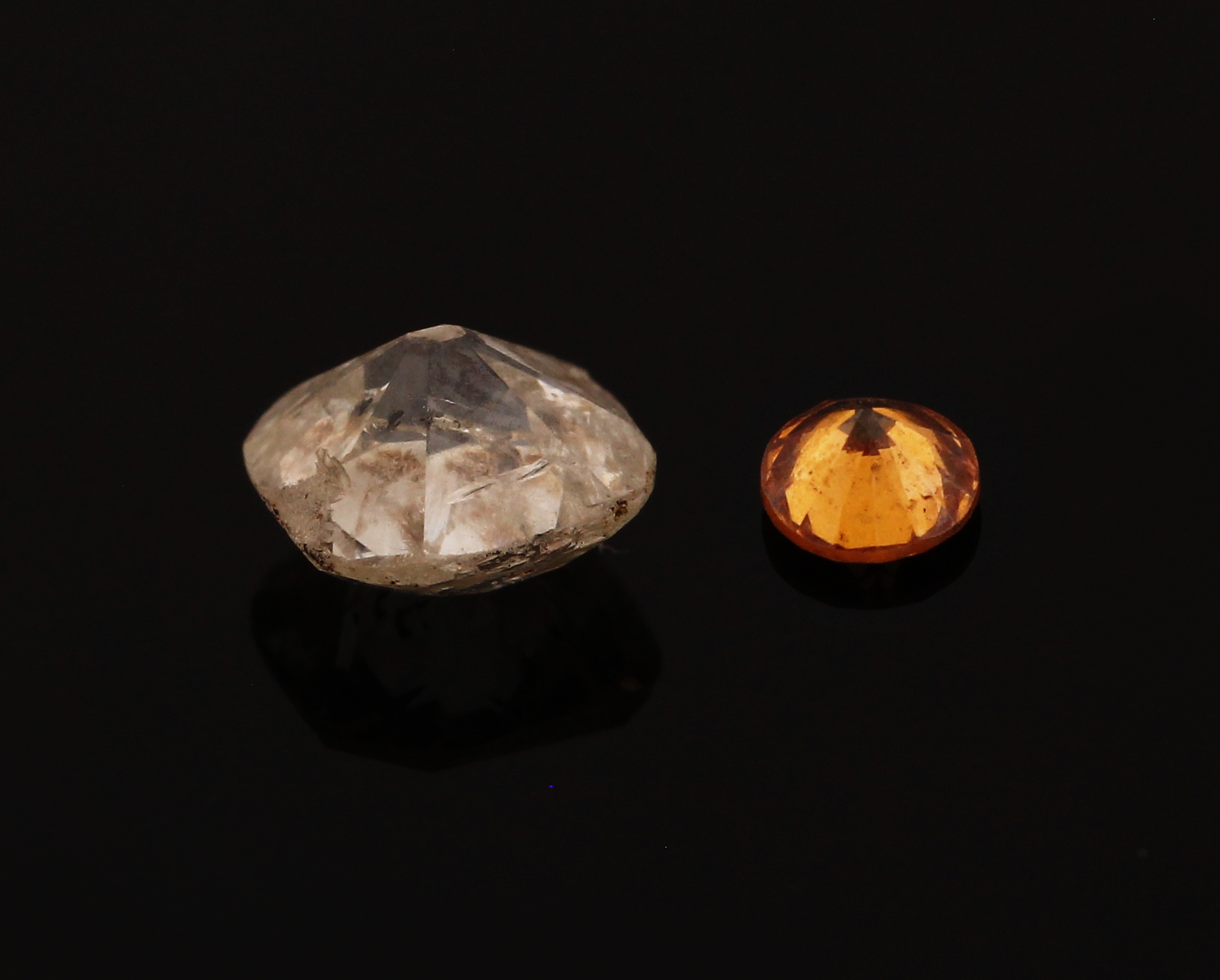 Detail a: Lot 2 lose Diamanten, zus. 0.85 ct, 1 x Altschliffdiamant ca. 0.68 ct get. Weiß/p1 (min. besch); 1 x Brillant 0.17 ct Fancy orange (beh.)
