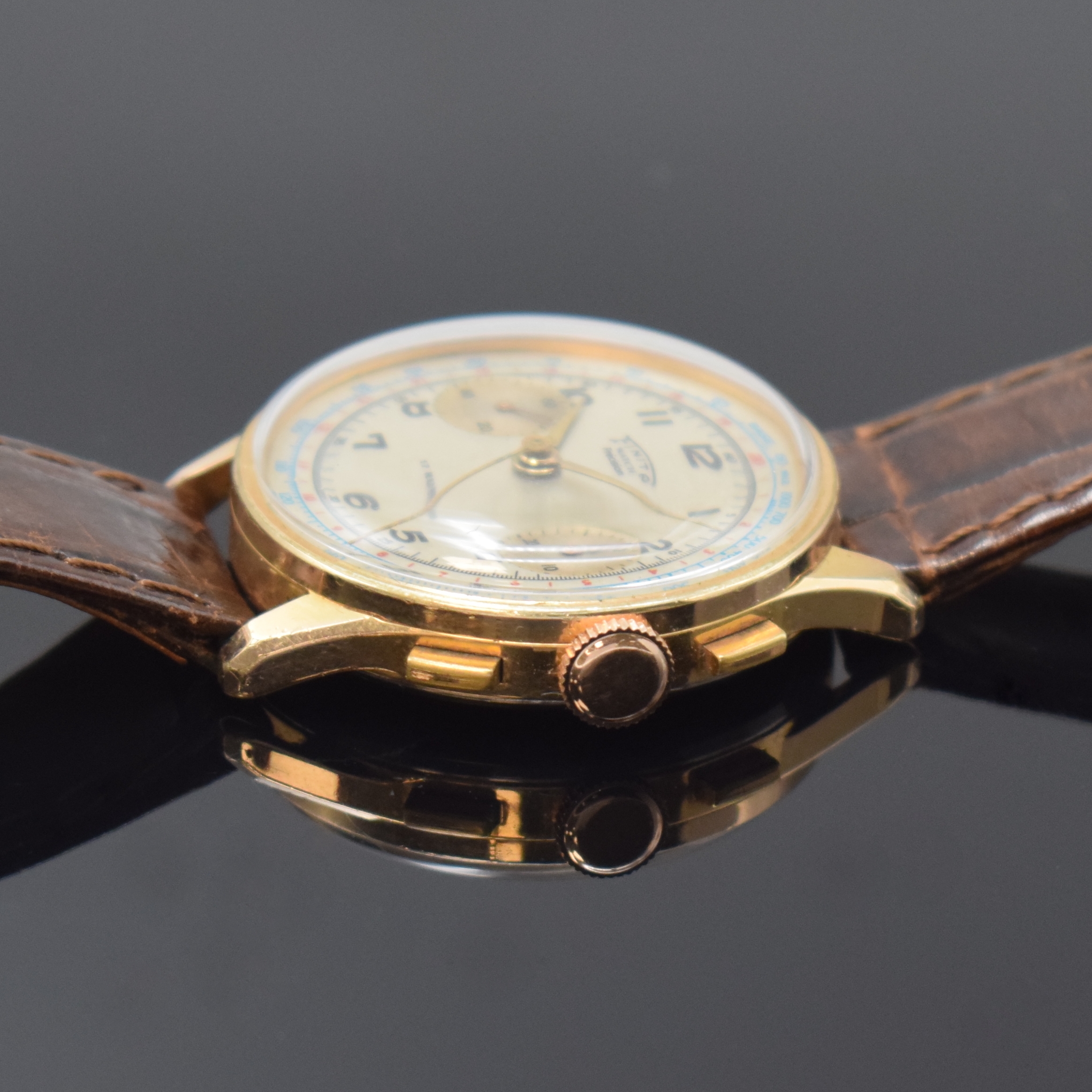 Detail b: Schaltradchronograph mit Kaliber Venus 150, Schweiz um 1960, Handaufzug, verg. Geh., Stahlboden u. Glasrand aufgedr., silb. Zifferbl. bez. Finite ...