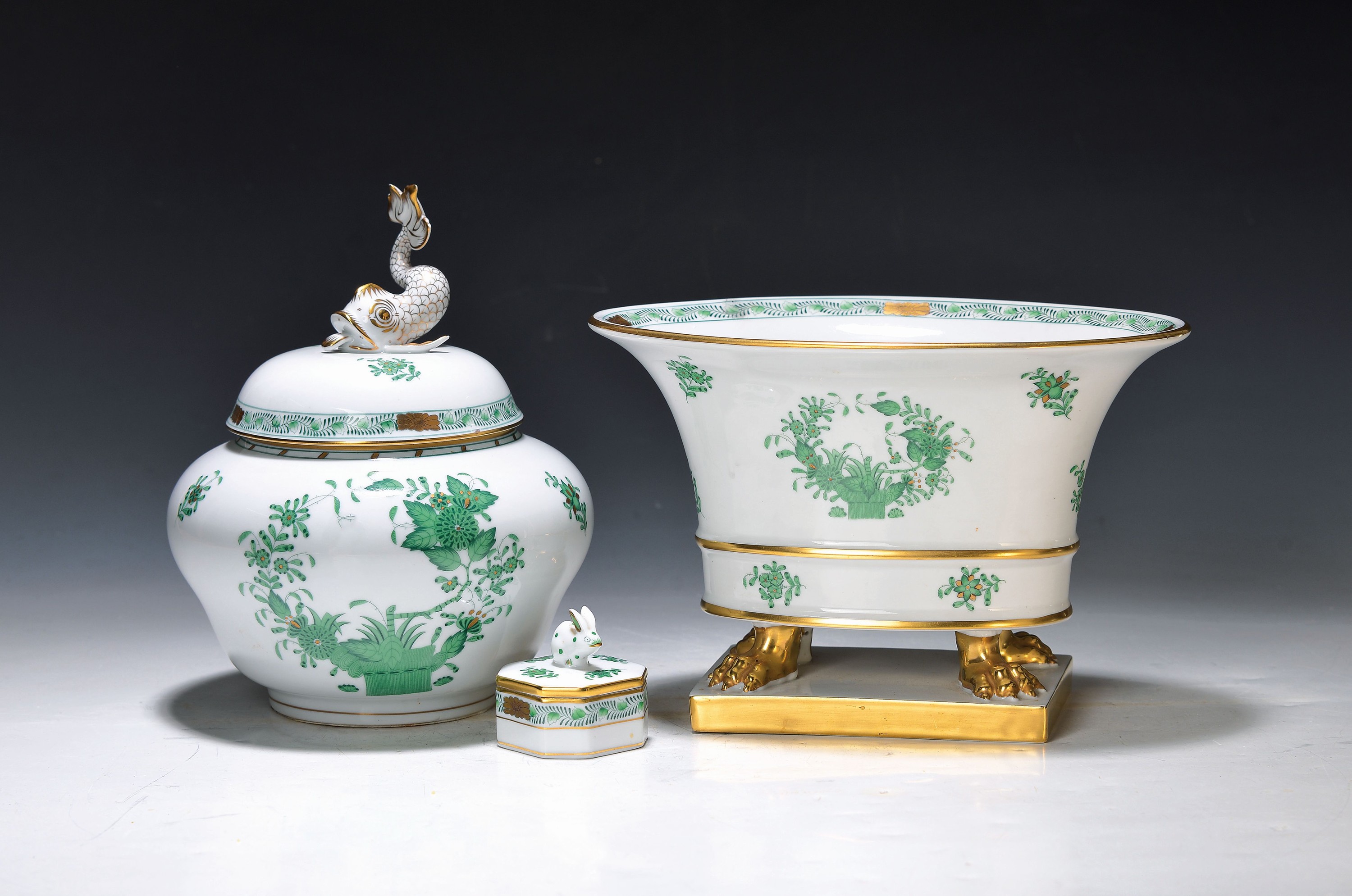 Große Deckeldose/Konfektdose, Vase und Miniaturdose, Herend, Indian Basket in Grün, 2. Hälfte 20. Jh., Dose H. ca. 20 cm, Fischbekrönung, Vase ...