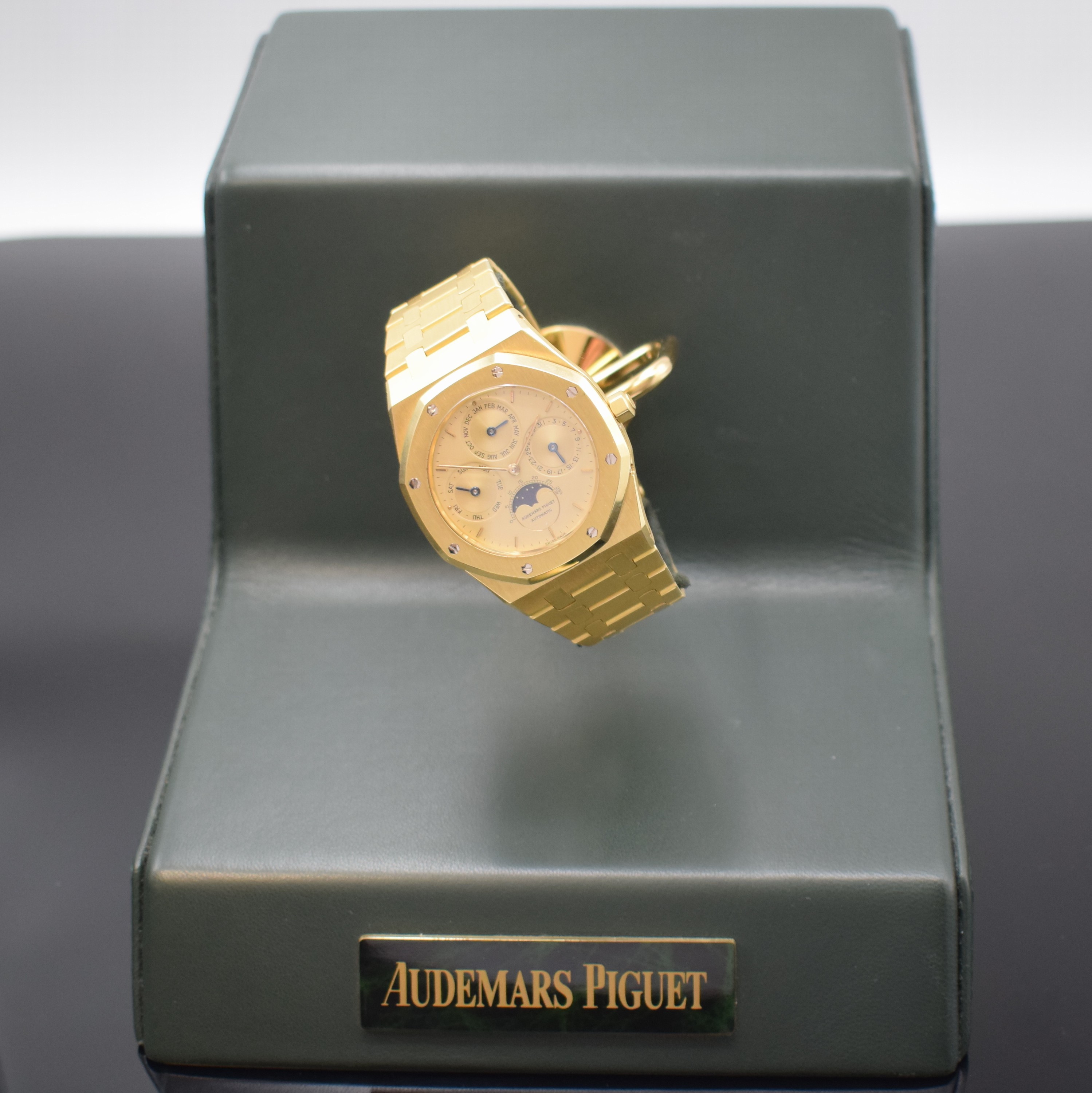 Detail i: AUDEMARS PIGUET hochfeine und extrem seltene, astronomische Herrenarmbanduhr Royal Oak mit ewigem Kalender Referenz 25654BA Nummer 302,Automatik, ...