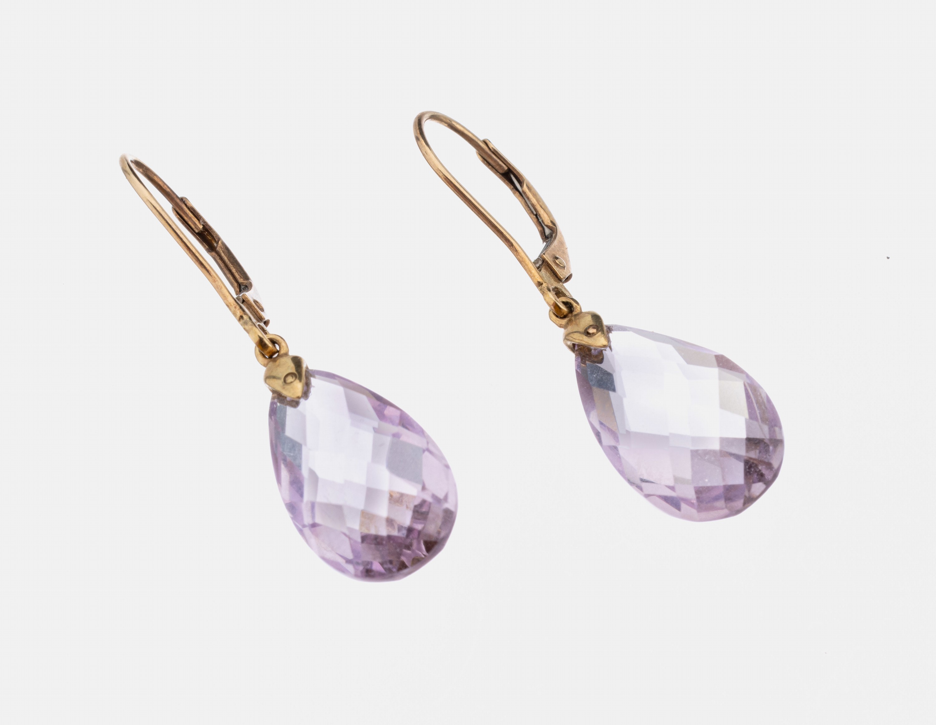 Paar 8 kt Gold Amethyst-Ohrgehänge, GG 333/000, 2 facett. Amethyst-Tropfen zus. ca. 6.0 ct, L. ca. 3 cm, ca. 3.4 g