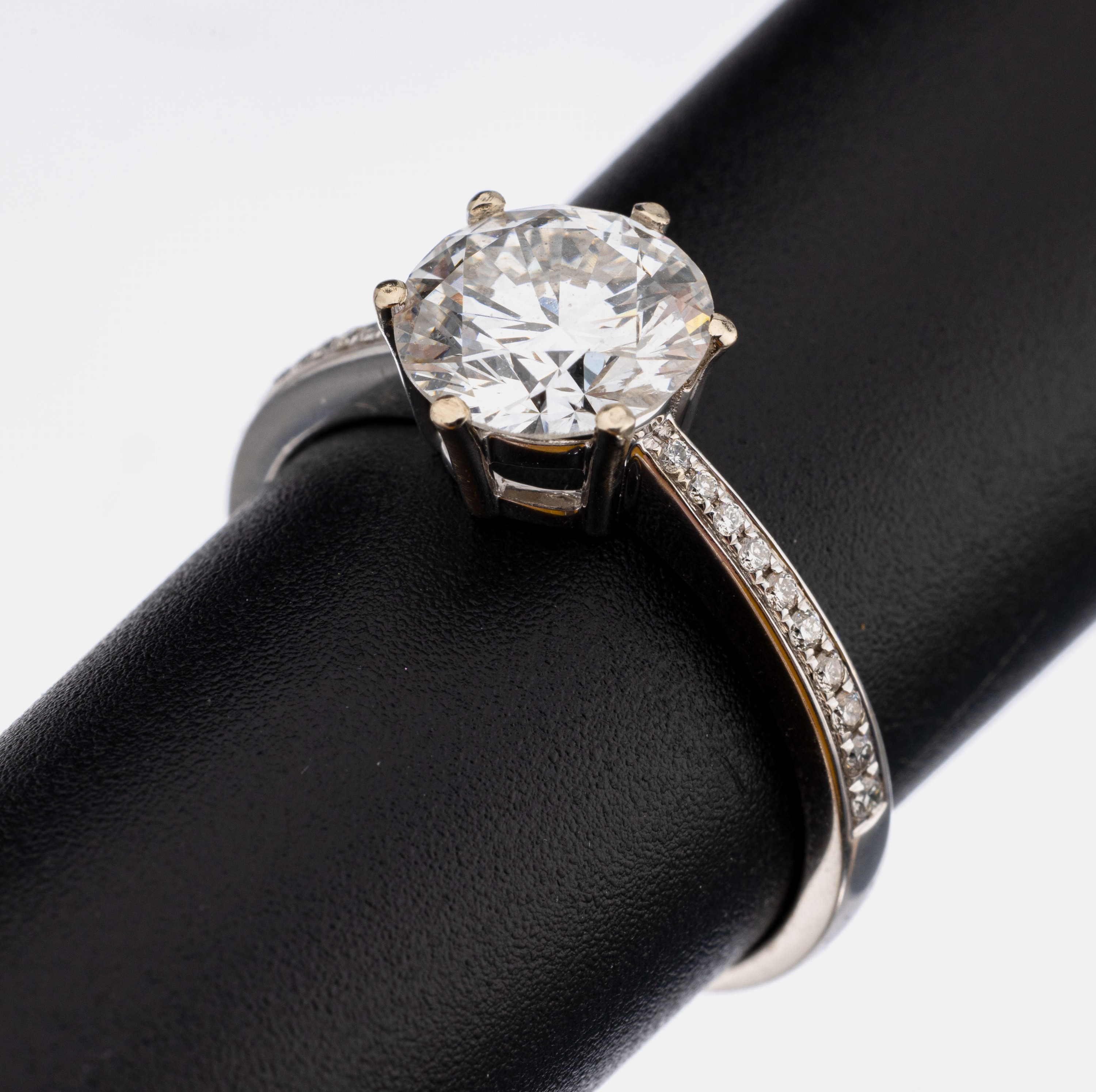 18 kt Gold Brillant-Ring, WG 750/000, Brillant (Zertifikat DPL 12/2024) 2.02 ct hochfeines Weiß (River E)/vs1, Proportionen sehr gut, Symmetrie und ...
