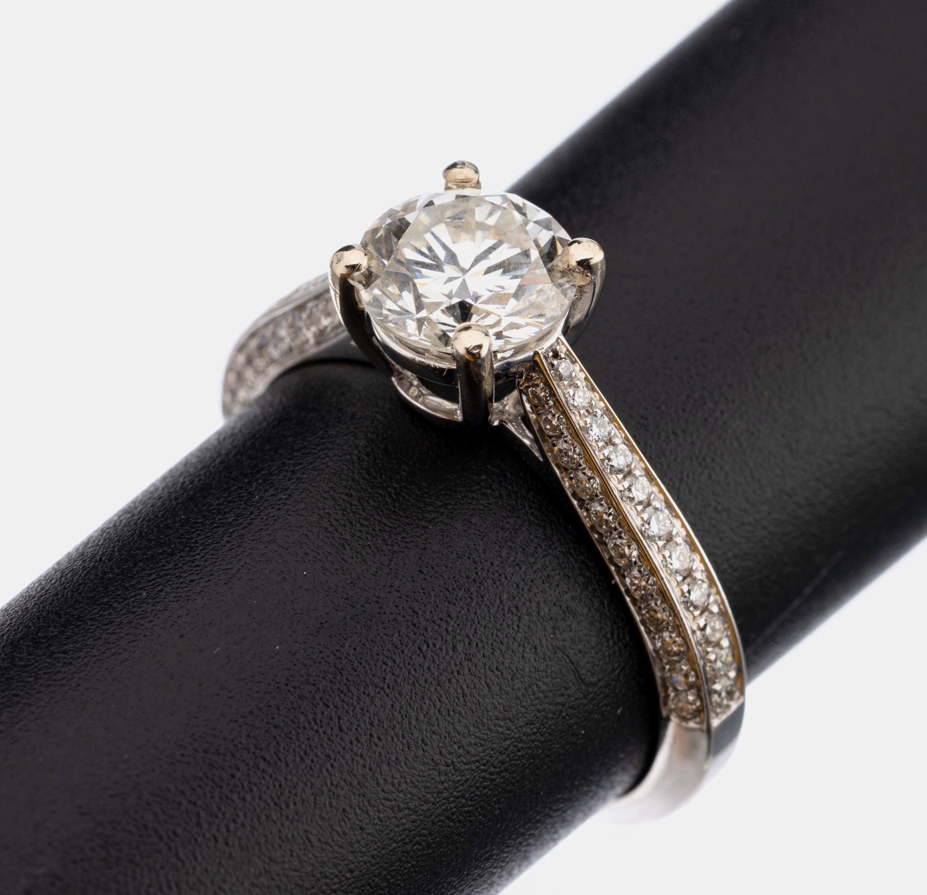 18 kt Gold Brillant-Ring, WG 750/000, Brillant (Zertifikat DPL 12/2024) 1.46 ct l.get.Weiß (I)/vs 2, Ringschultern mit Brillanten zus. ca. 0.40 ct ...