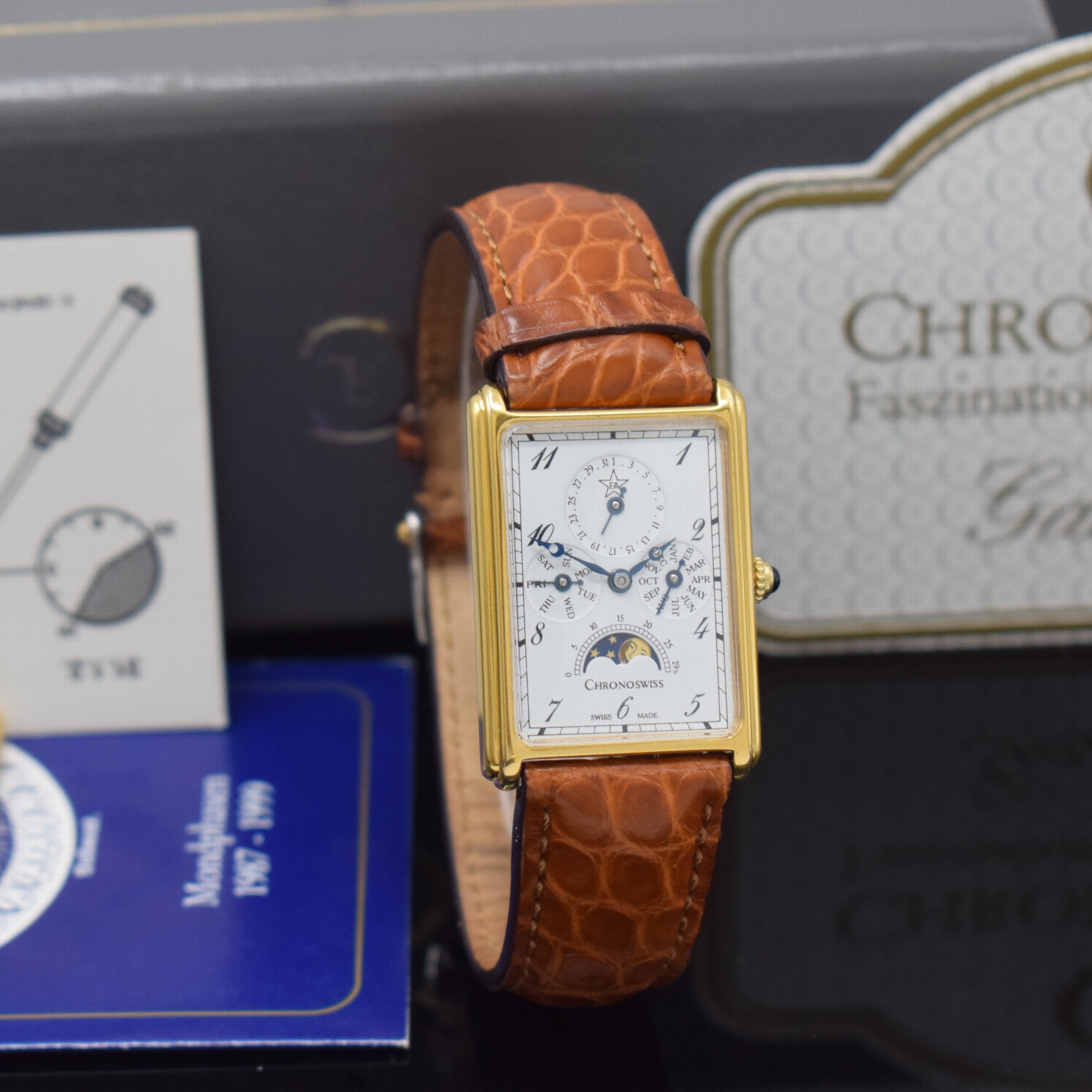 Detail b: CHRONOSWISS rechteckige Armbanduhr mit Vollkalender und Mondphase Referenz CH 70170, Handaufzug, Schweiz um 1996, verg., 2-tlg. Geh., Boden aufgedr., ...