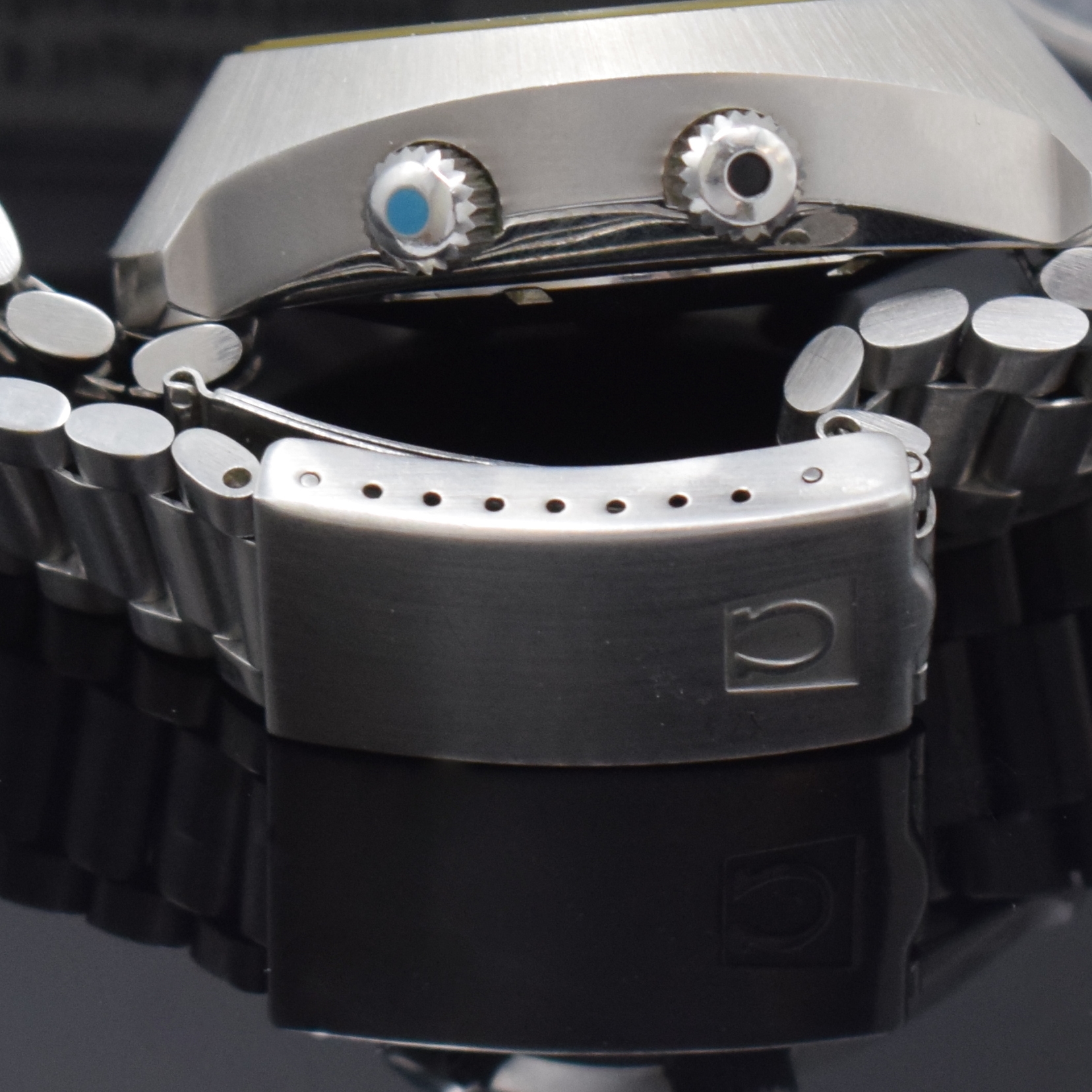 Detail d: OMEGA Flightmaster Armbandchronograph Referenz 145.036, Schweiz um 1973, Handaufzug, massiv. Edelstahlgeh. inkl. neutr. Gliederband m. Faltschl., ...