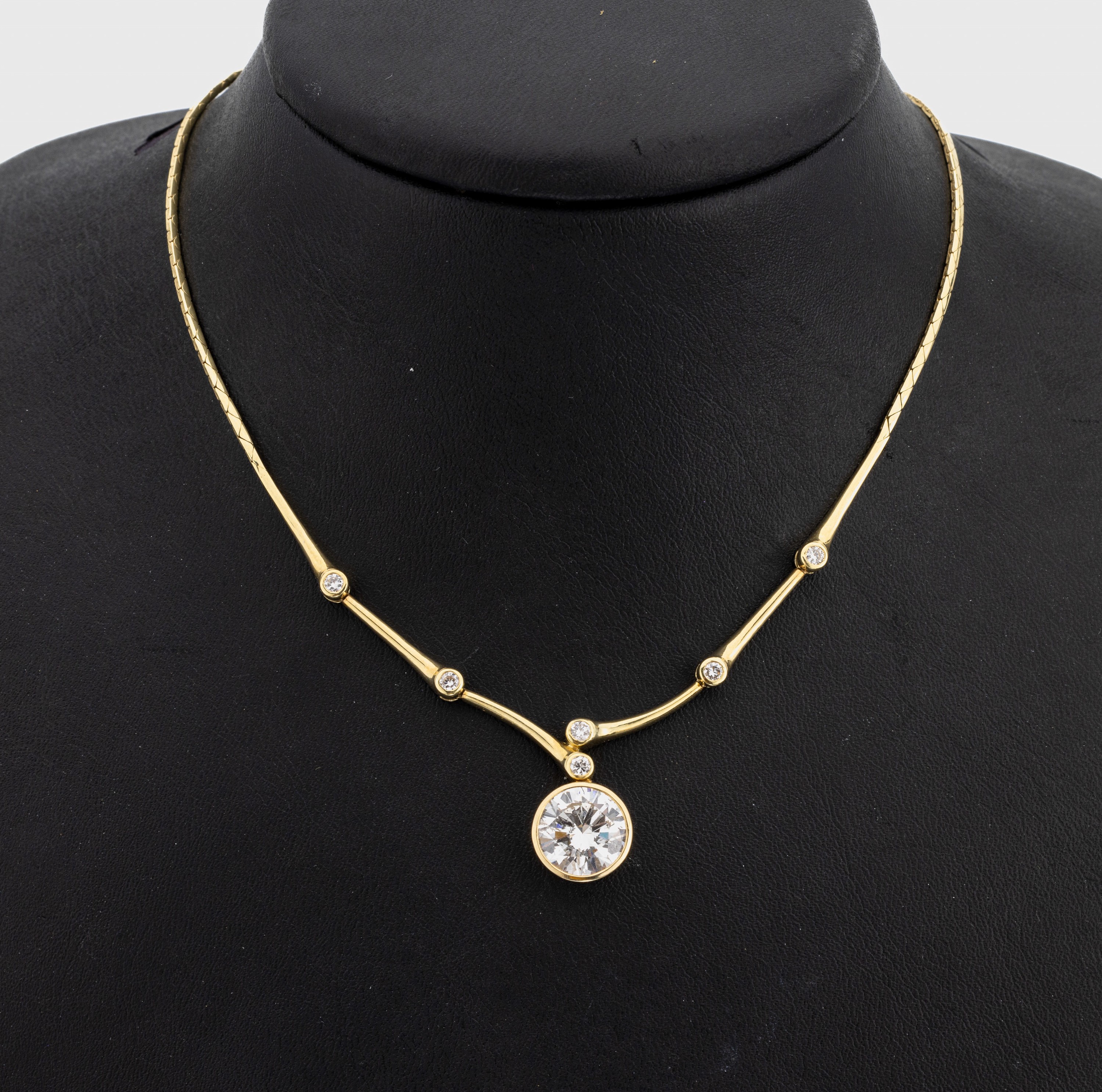 14 kt Gold Brillant-Collier, GG 585/000, Brillant ca. 4.05 ct Weiß-l.get.Weiß/p1, 6 Brillanten zus. ca. 0.25 ct Weiß/vs-si, L. ca. 45 cm, ca. ...