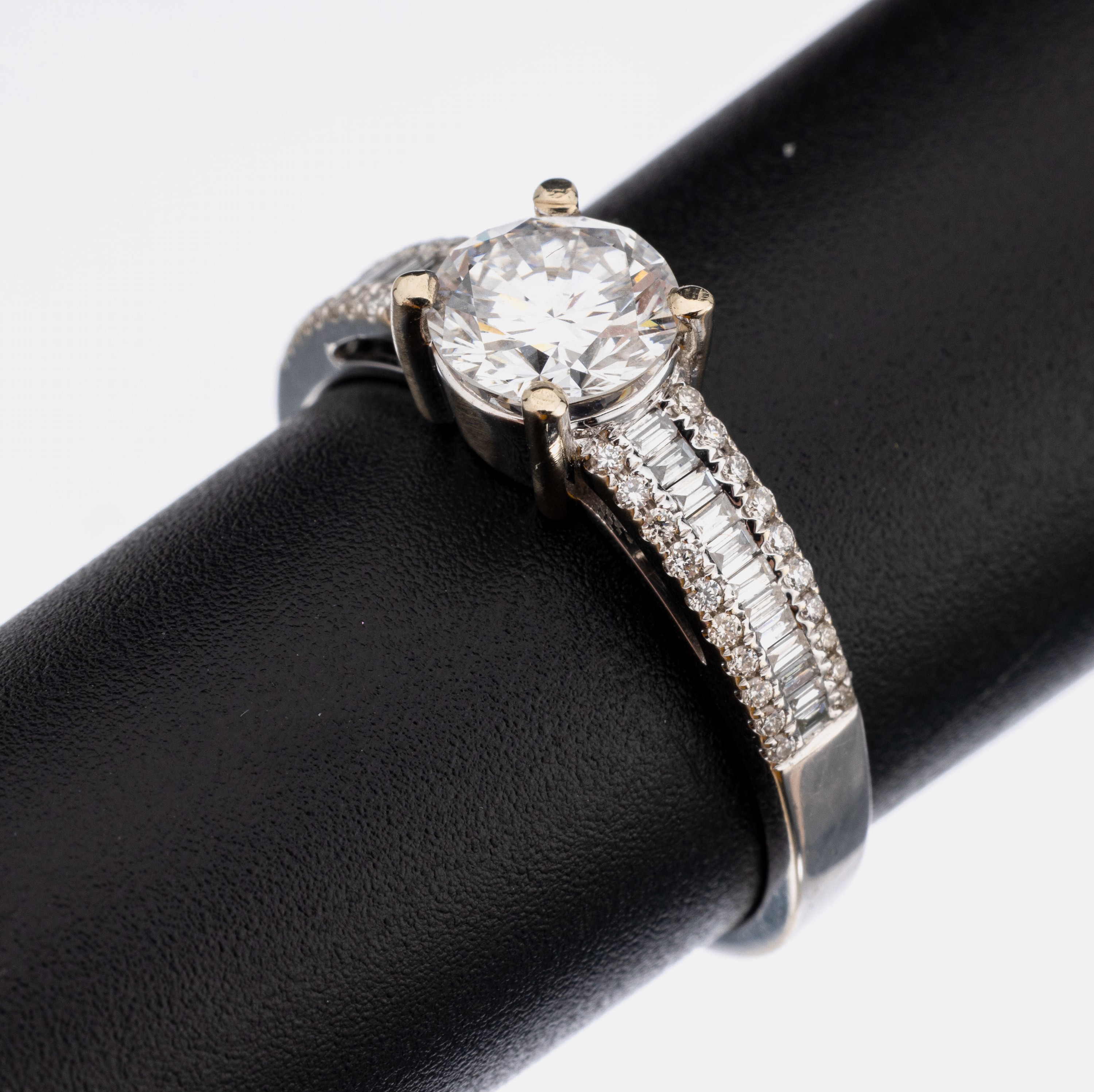 18 kt Gold Brillant-Ring, WG 750/000, Brillant (DPL Zertifikat 12/2024) 1.03 ct hochfeines Weiß (River D)/vvs 2, Politur, Symmetrie und Proportion ...