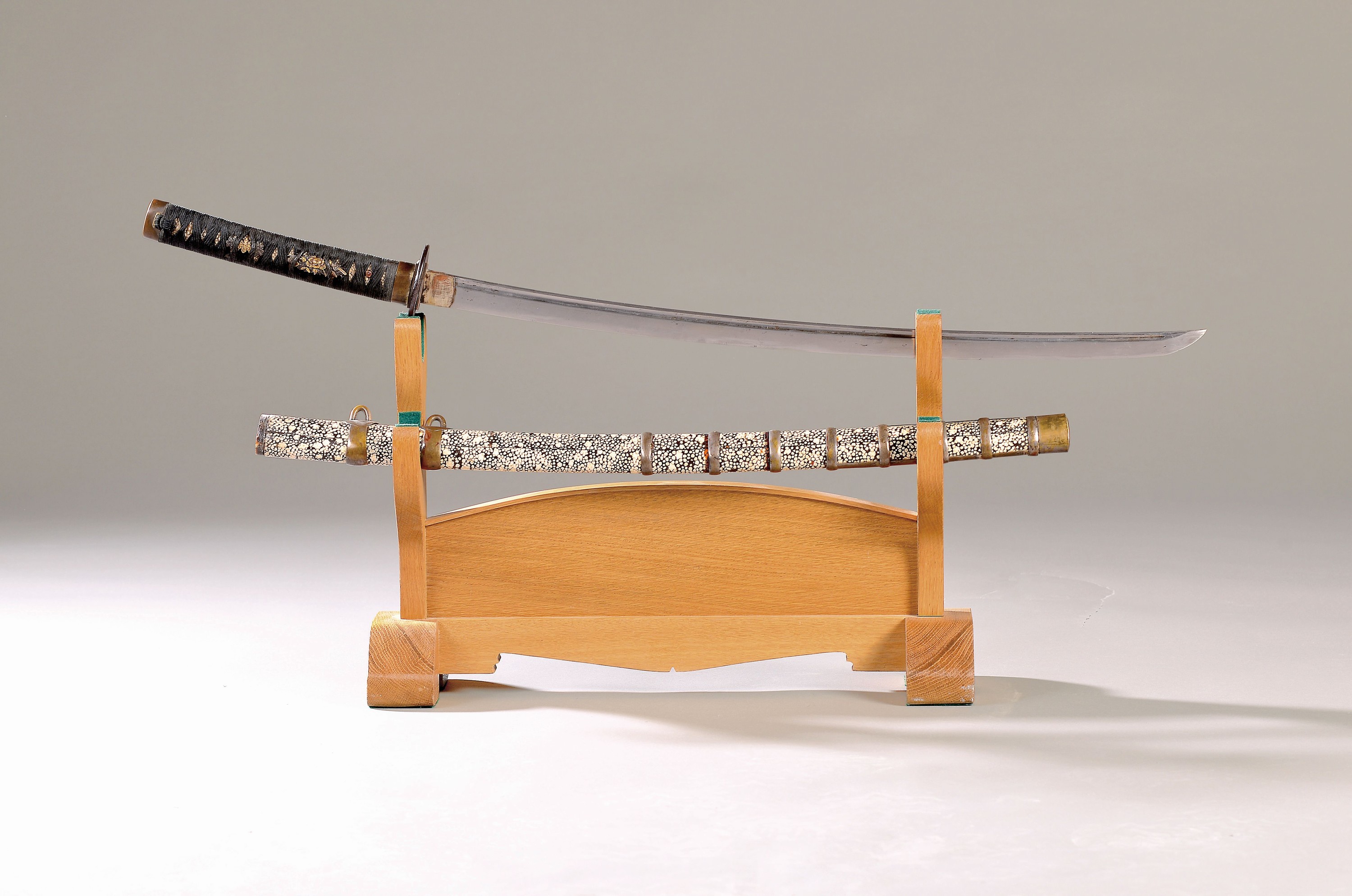 Katana/Schwert, Japan, 30er Jahre, Griff mit Menukis, Tsuba, Rochenhautscheide, ca. 94 cm,l. Gebr.-spuren