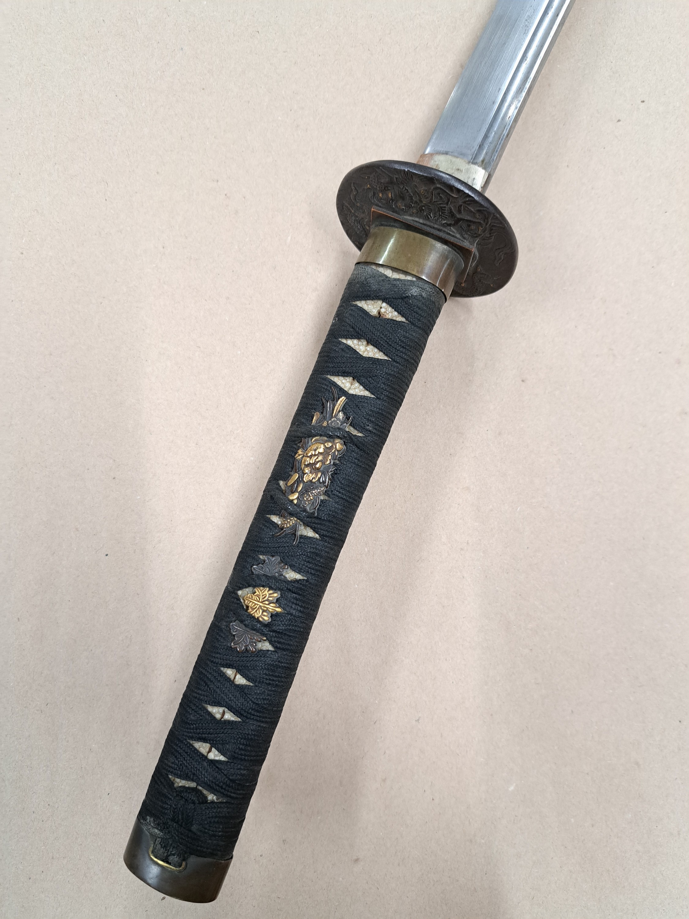 Detail a: Katana/Schwert, Japan, 30er Jahre, Griff mit Menukis, Tsuba, Rochenhautscheide, ca. 94 cm,l. Gebr.-spuren