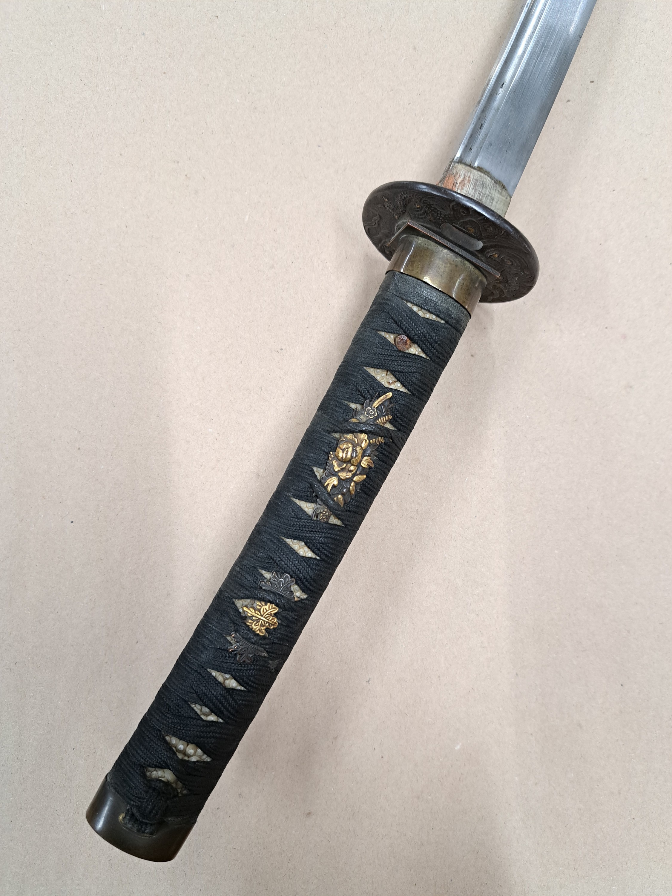 Detail b: Katana/Schwert, Japan, 30er Jahre, Griff mit Menukis, Tsuba, Rochenhautscheide, ca. 94 cm,l. Gebr.-spuren
