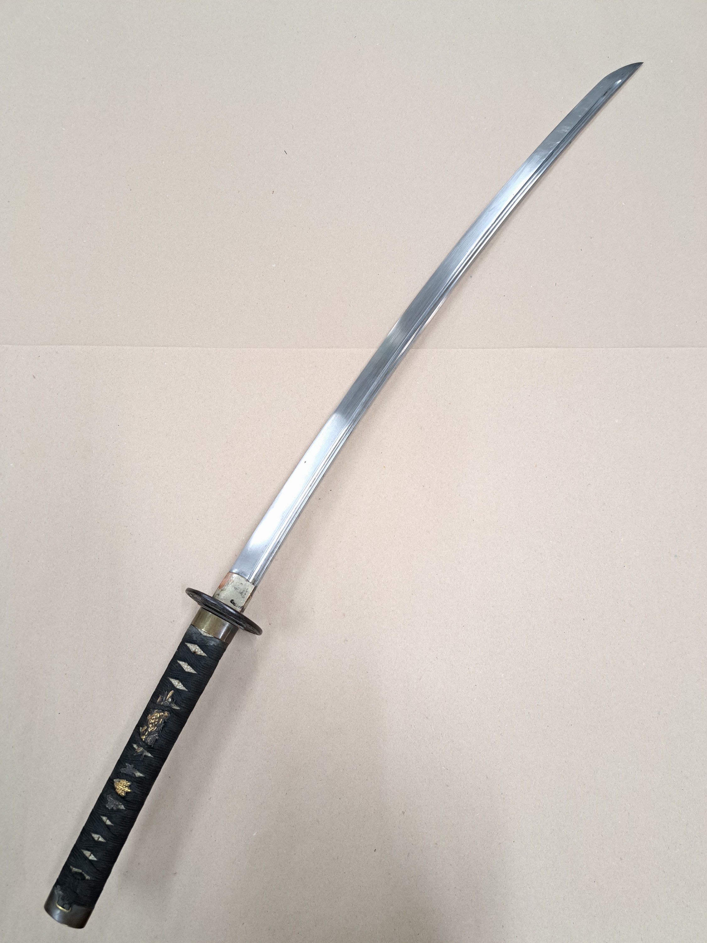 Detail d: Katana/Schwert, Japan, 30er Jahre, Griff mit Menukis, Tsuba, Rochenhautscheide, ca. 94 cm,l. Gebr.-spuren