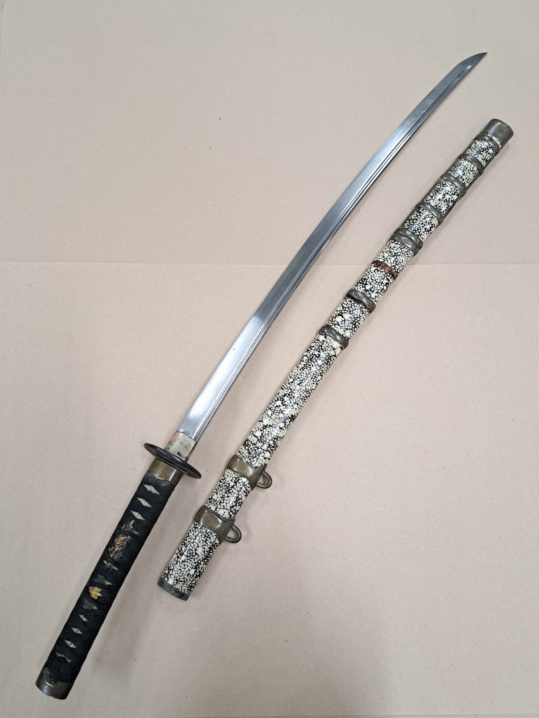 Detail e: Katana/Schwert, Japan, 30er Jahre, Griff mit Menukis, Tsuba, Rochenhautscheide, ca. 94 cm,l. Gebr.-spuren