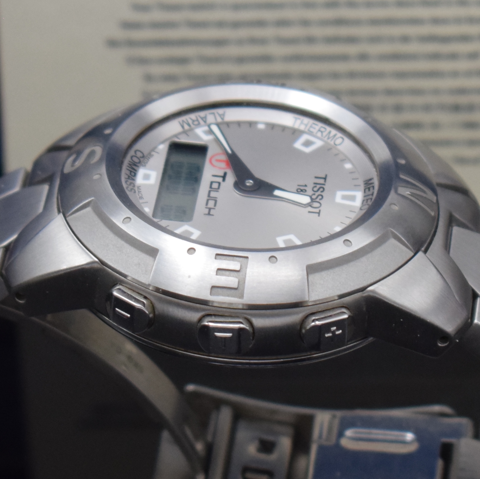 Detail e: TISSOT Multifunktionsuhr T TOUCH, Schweiz um 2000, Edelstahlgeh. inkl. Gliederband m. Faltschl., Multifunktionsanzeige über Druck auf Glas ...