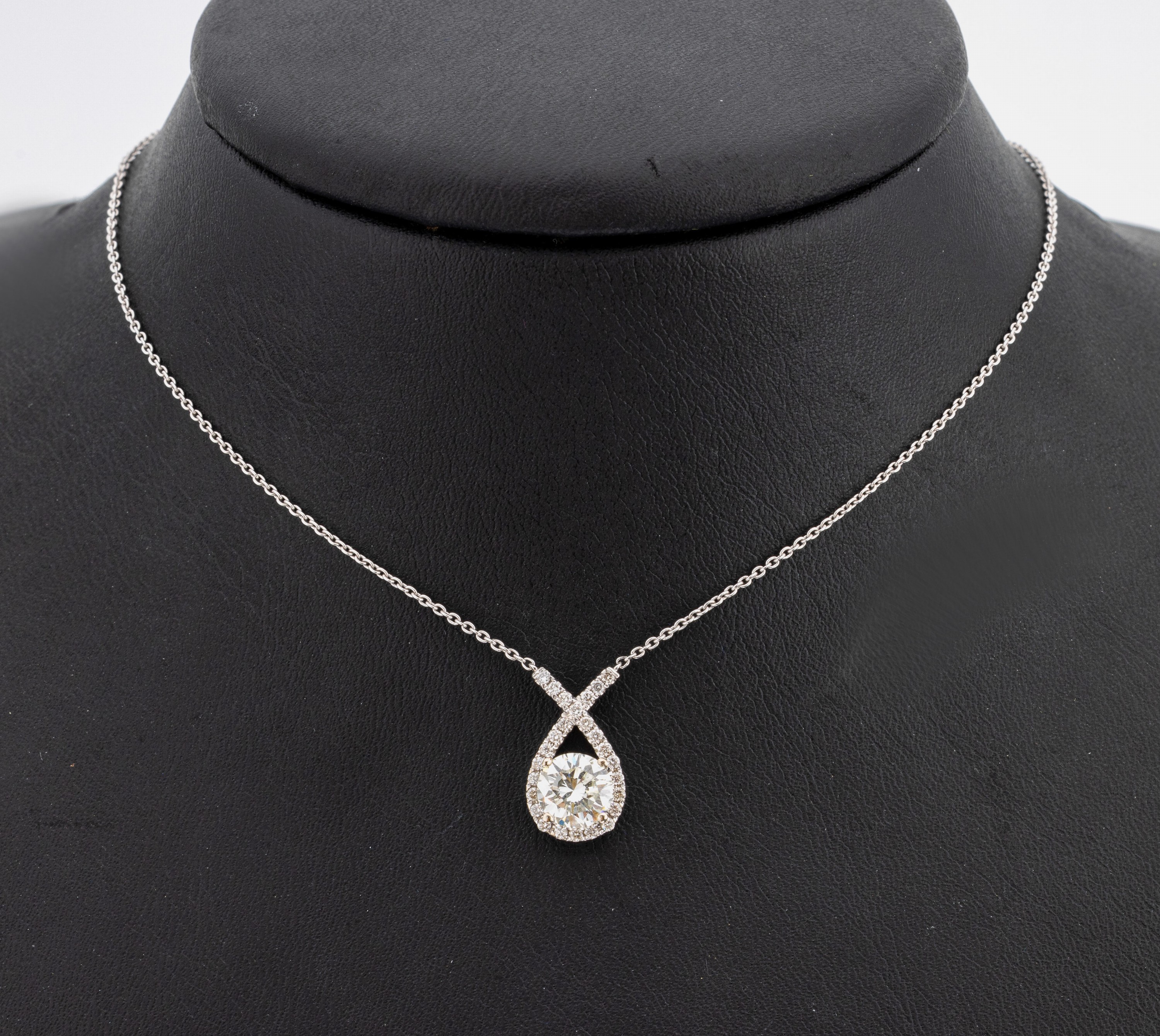 18 kt Gold Brillant-Collier, WG 750/000, Brillant ca. 1.21 ct Wesselton-l.get.Weiß/vs- si, Brillanten zus. ca. 0.22 ct feines Weiß-Weiß/vs-si, L. ...