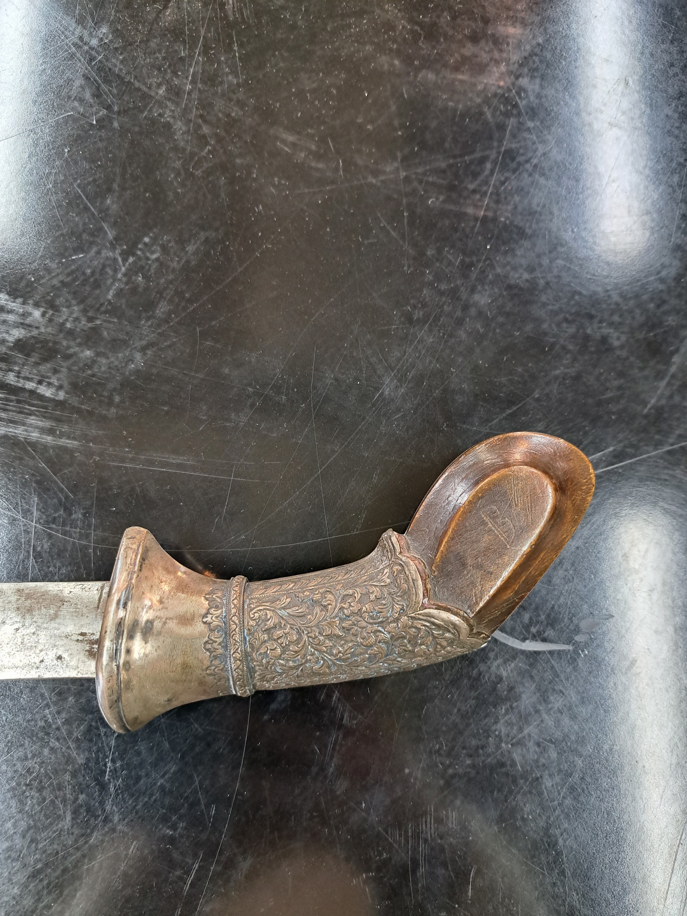 Detail a: Schwert, Indonesien/Sumatra, 19. Jh., Silberheft mit Blumendekor, Holzgriff, gerade Klinge, oberer Klingenrand mit verziertem Abschluß und ...
