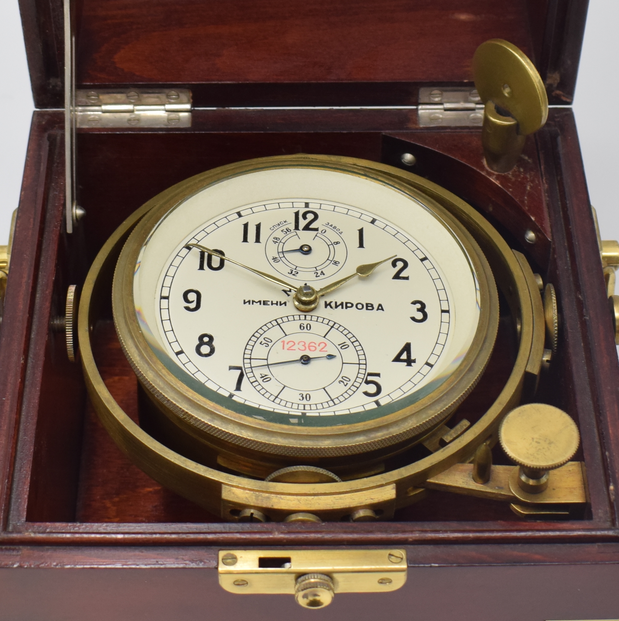 Detail a: 1. Moskauer Uhrenfabrik, Kirowa, Marinechronometer Nr. 12362, UDSSR um 1970, 3-tlg. Holzkasten m. Messingecken, kardanisch aufgehängtes Messinggeh., ...