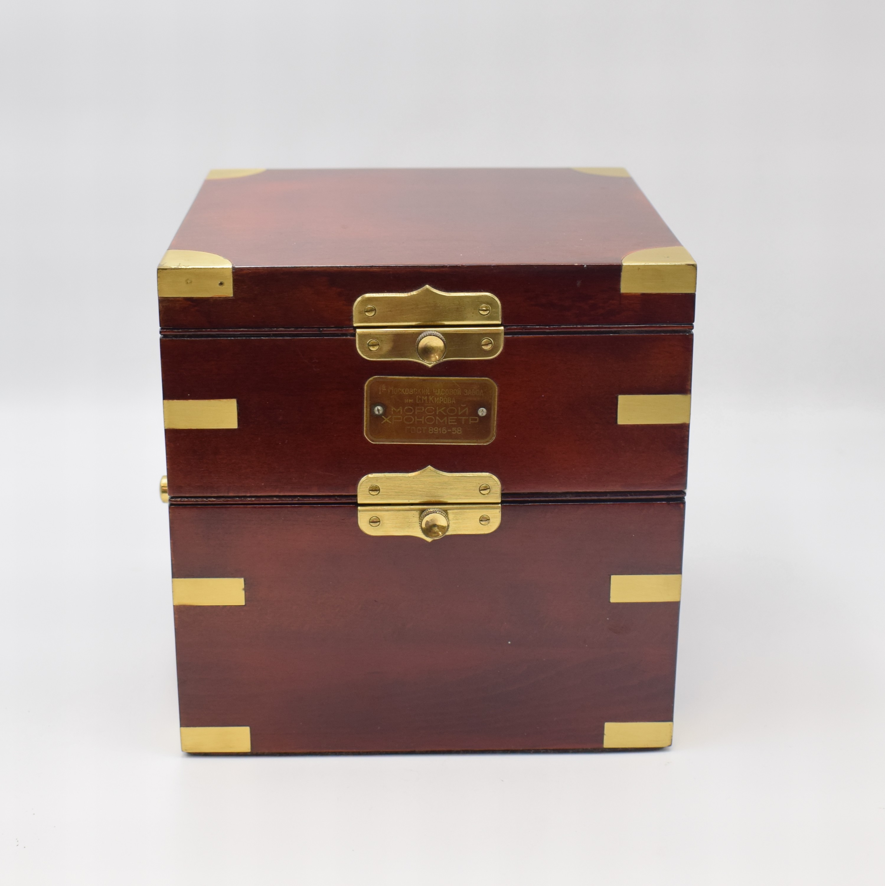 Detail b: 1. Moskauer Uhrenfabrik, Kirowa, Marinechronometer Nr. 12362, UDSSR um 1970, 3-tlg. Holzkasten m. Messingecken, kardanisch aufgehängtes Messinggeh., ...