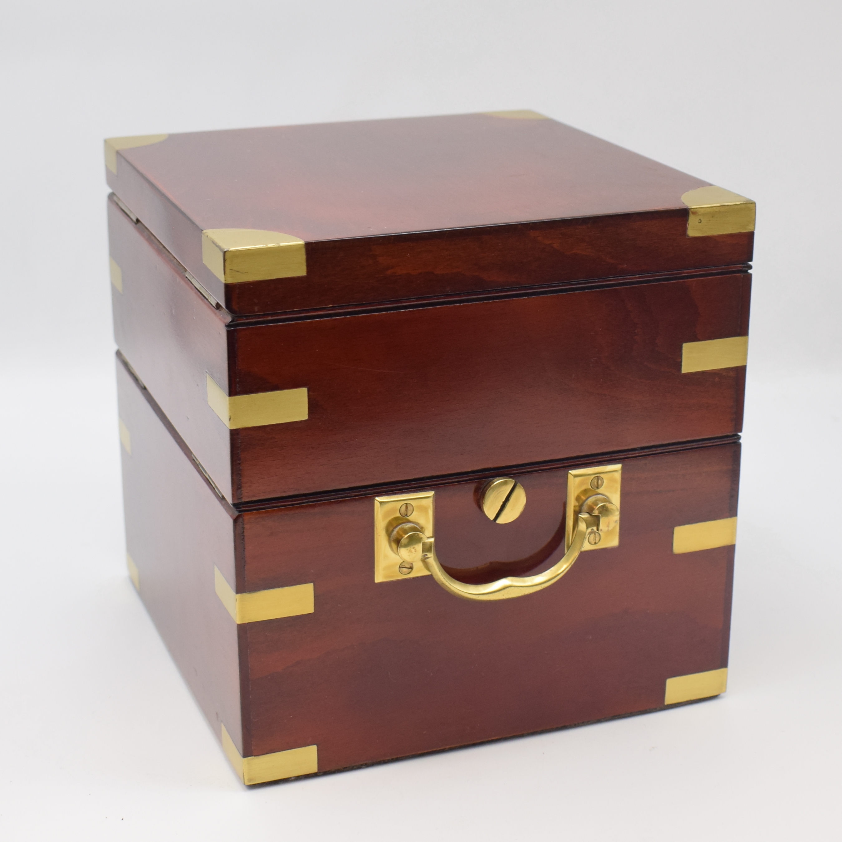 Detail c: 1. Moskauer Uhrenfabrik, Kirowa, Marinechronometer Nr. 12362, UDSSR um 1970, 3-tlg. Holzkasten m. Messingecken, kardanisch aufgehängtes Messinggeh., ...