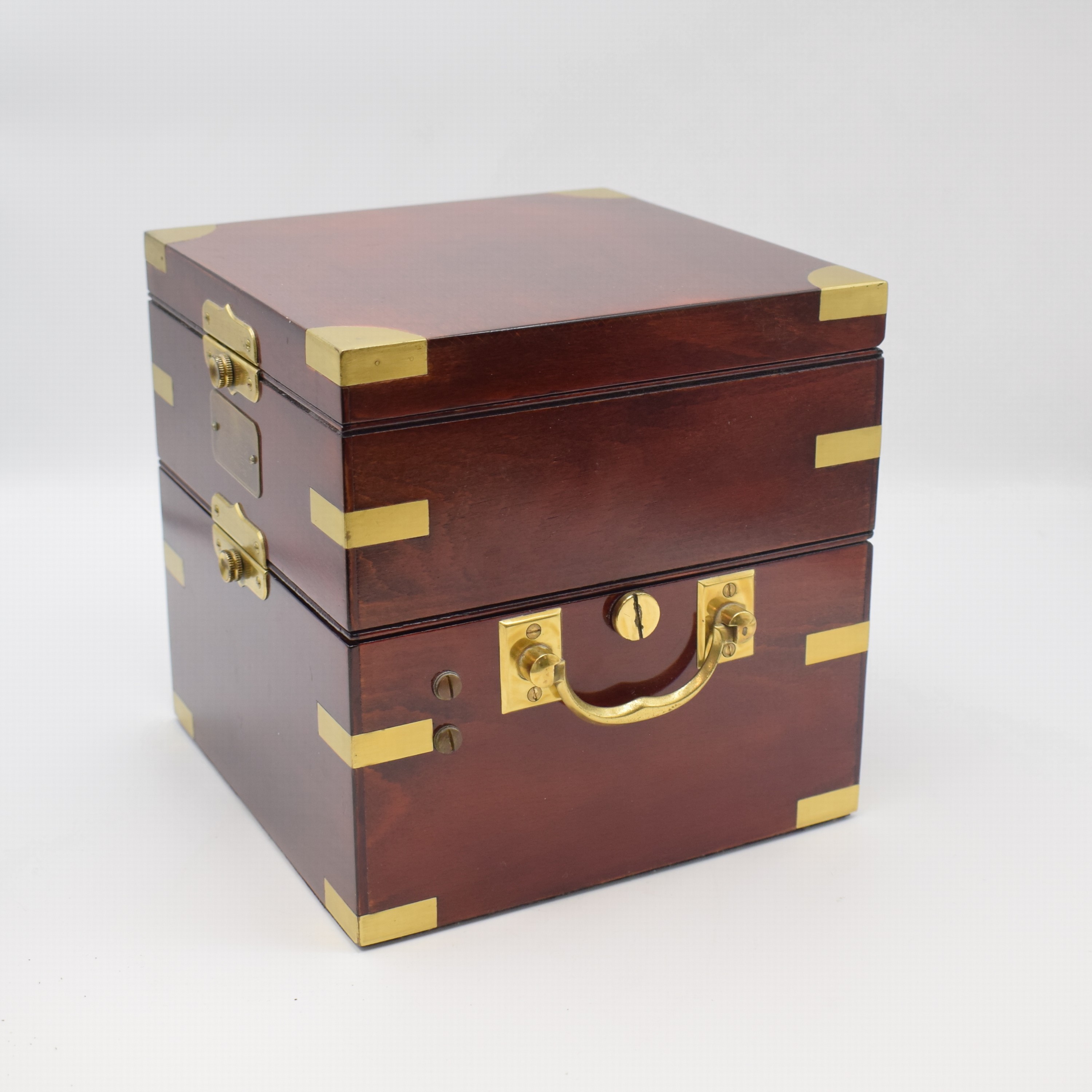 Detail e: 1. Moskauer Uhrenfabrik, Kirowa, Marinechronometer Nr. 12362, UDSSR um 1970, 3-tlg. Holzkasten m. Messingecken, kardanisch aufgehängtes Messinggeh., ...