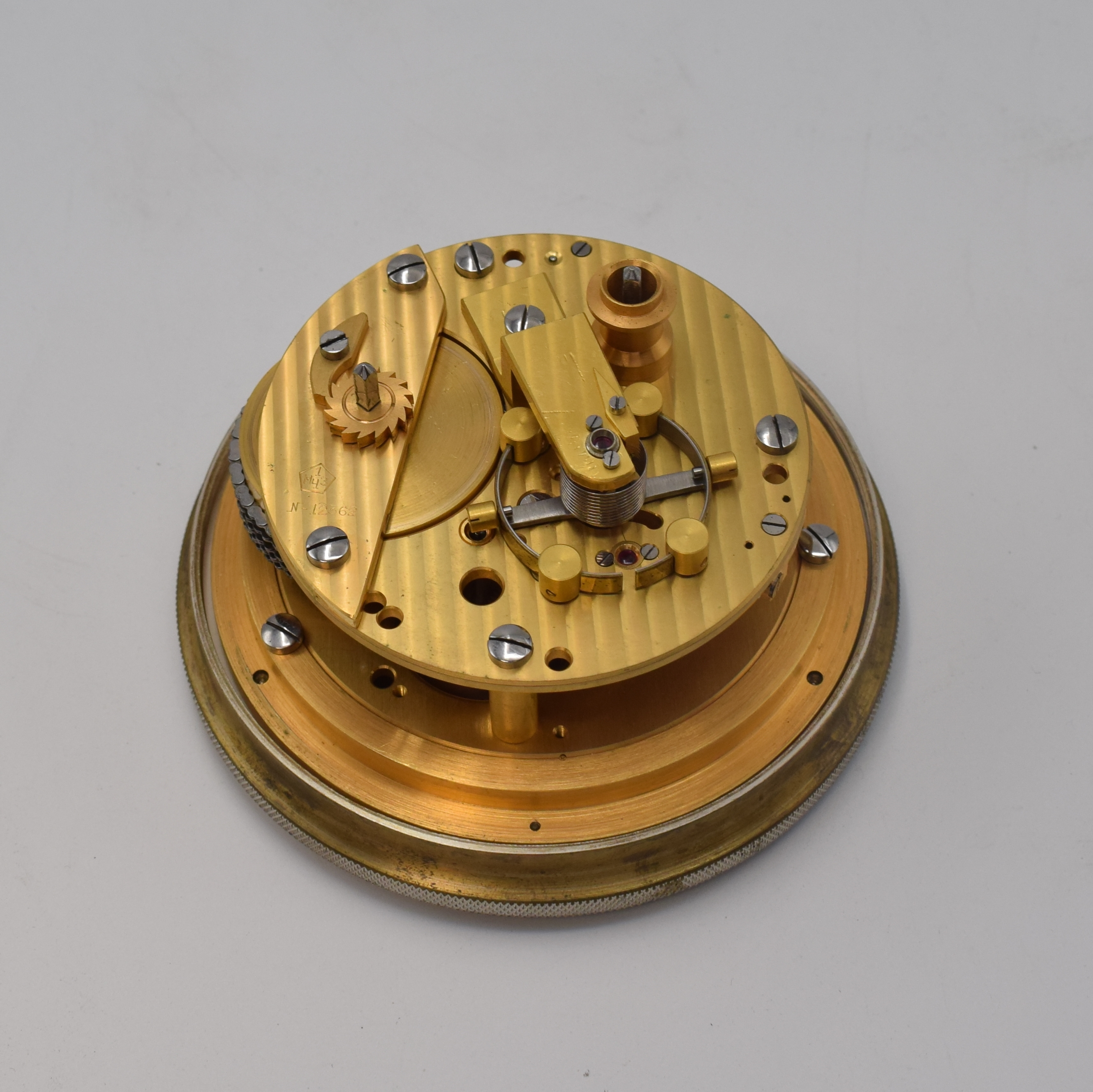 Detail f: 1. Moskauer Uhrenfabrik, Kirowa, Marinechronometer Nr. 12362, UDSSR um 1970, 3-tlg. Holzkasten m. Messingecken, kardanisch aufgehängtes Messinggeh., ...