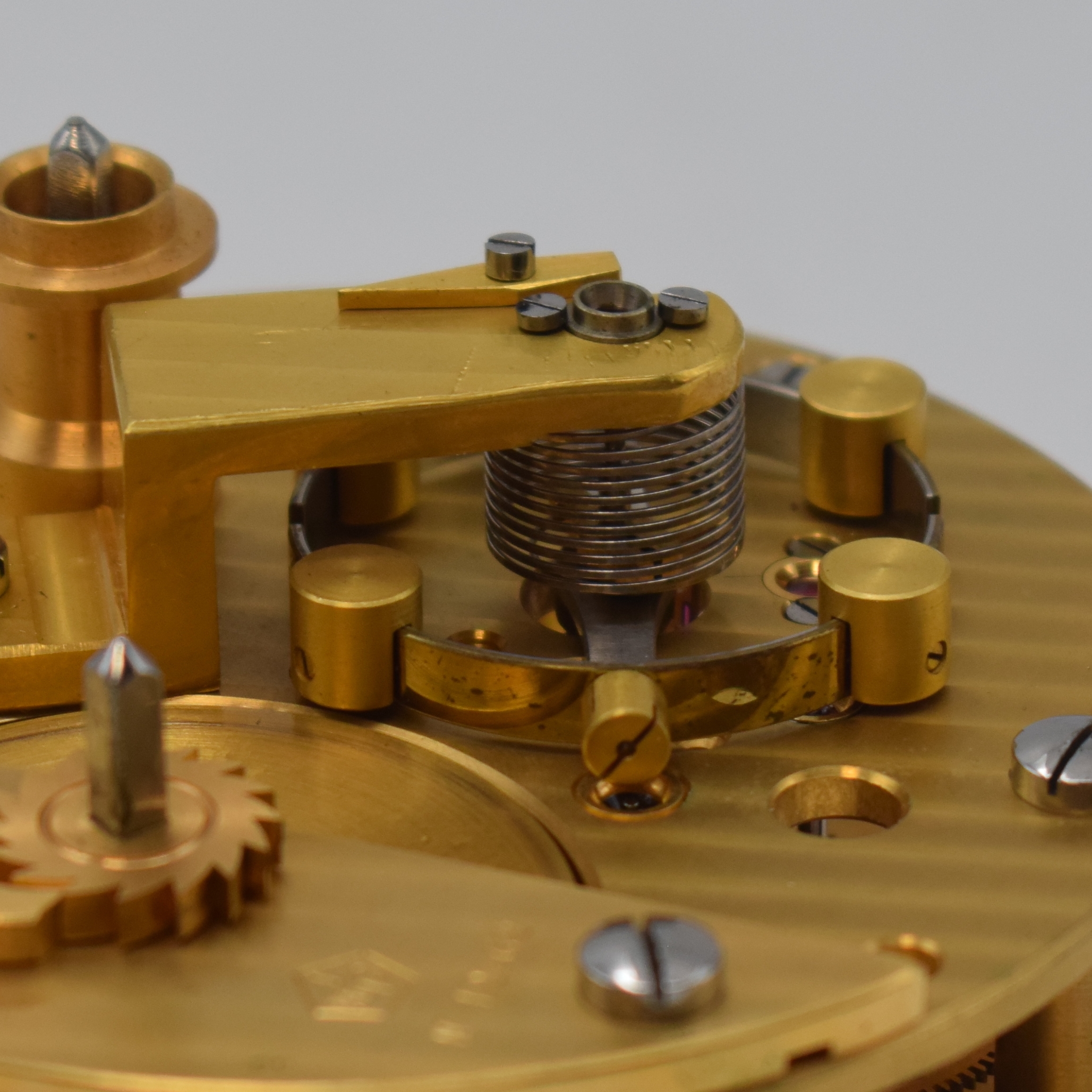 Detail g: 1. Moskauer Uhrenfabrik, Kirowa, Marinechronometer Nr. 12362, UDSSR um 1970, 3-tlg. Holzkasten m. Messingecken, kardanisch aufgehängtes Messinggeh., ...