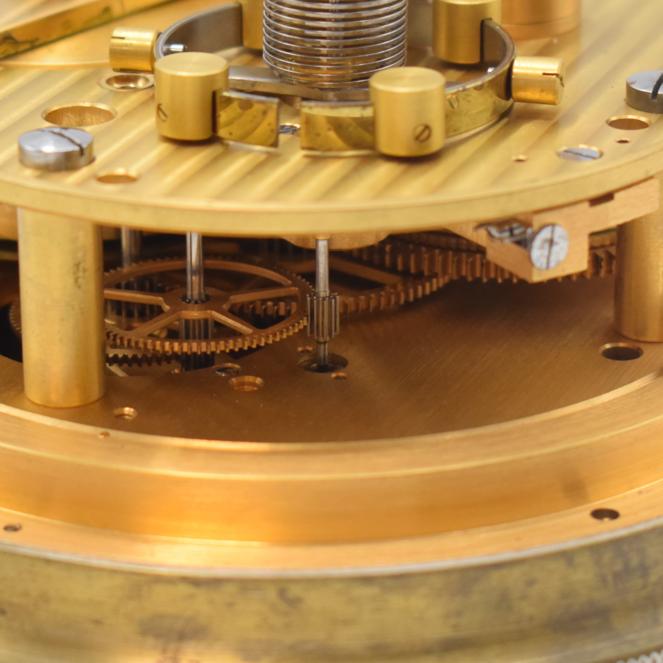 Detail h: 1. Moskauer Uhrenfabrik, Kirowa, Marinechronometer Nr. 12362, UDSSR um 1970, 3-tlg. Holzkasten m. Messingecken, kardanisch aufgehängtes Messinggeh., ...