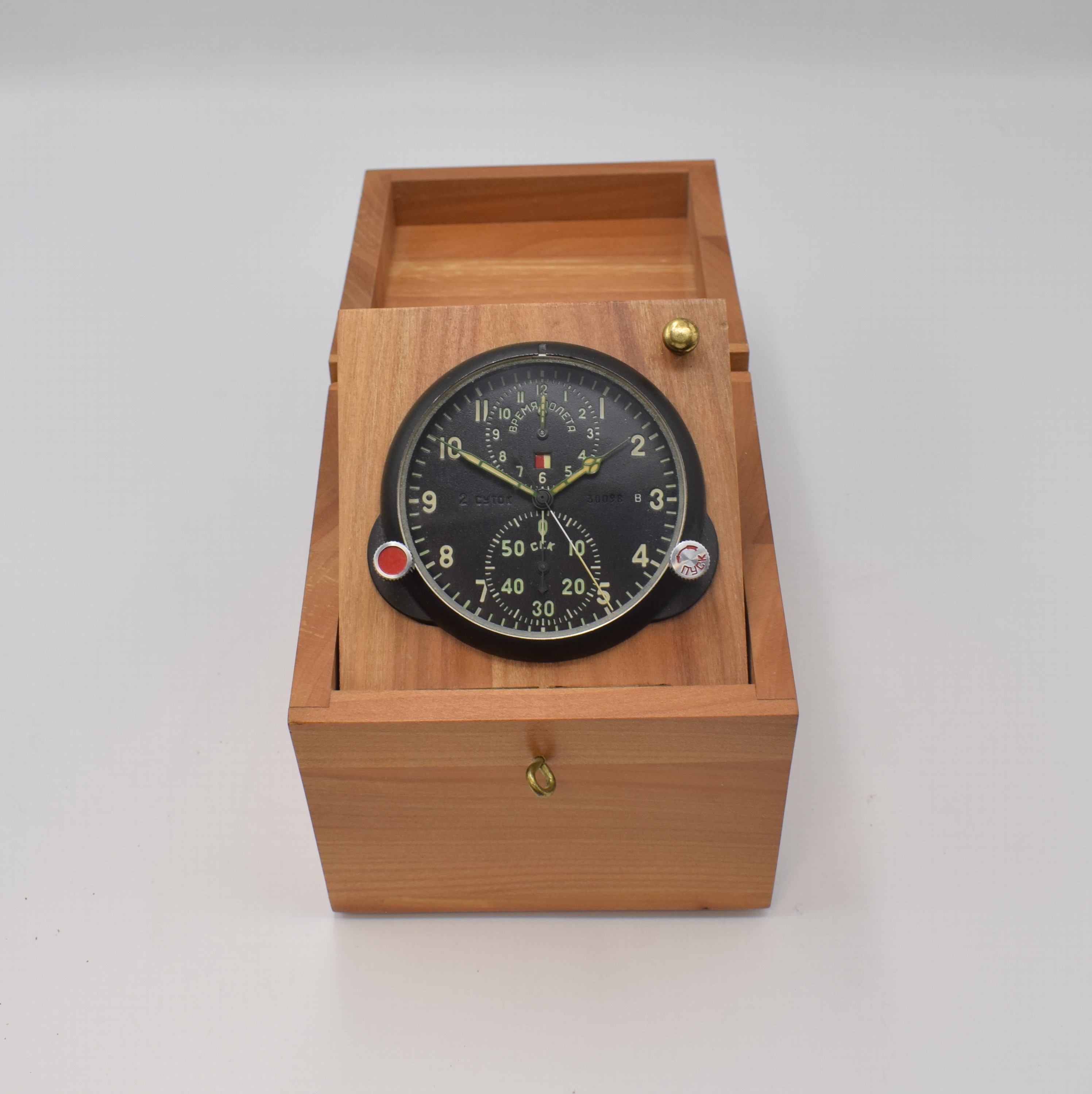 MIG-Borduhr mit Chronograph, UDSSR um 1990, Handaufzug, grau lackiertes Metallgeh., schwarze Lünette, Aufzug und Bedienung der Chronographen b. 4 ...