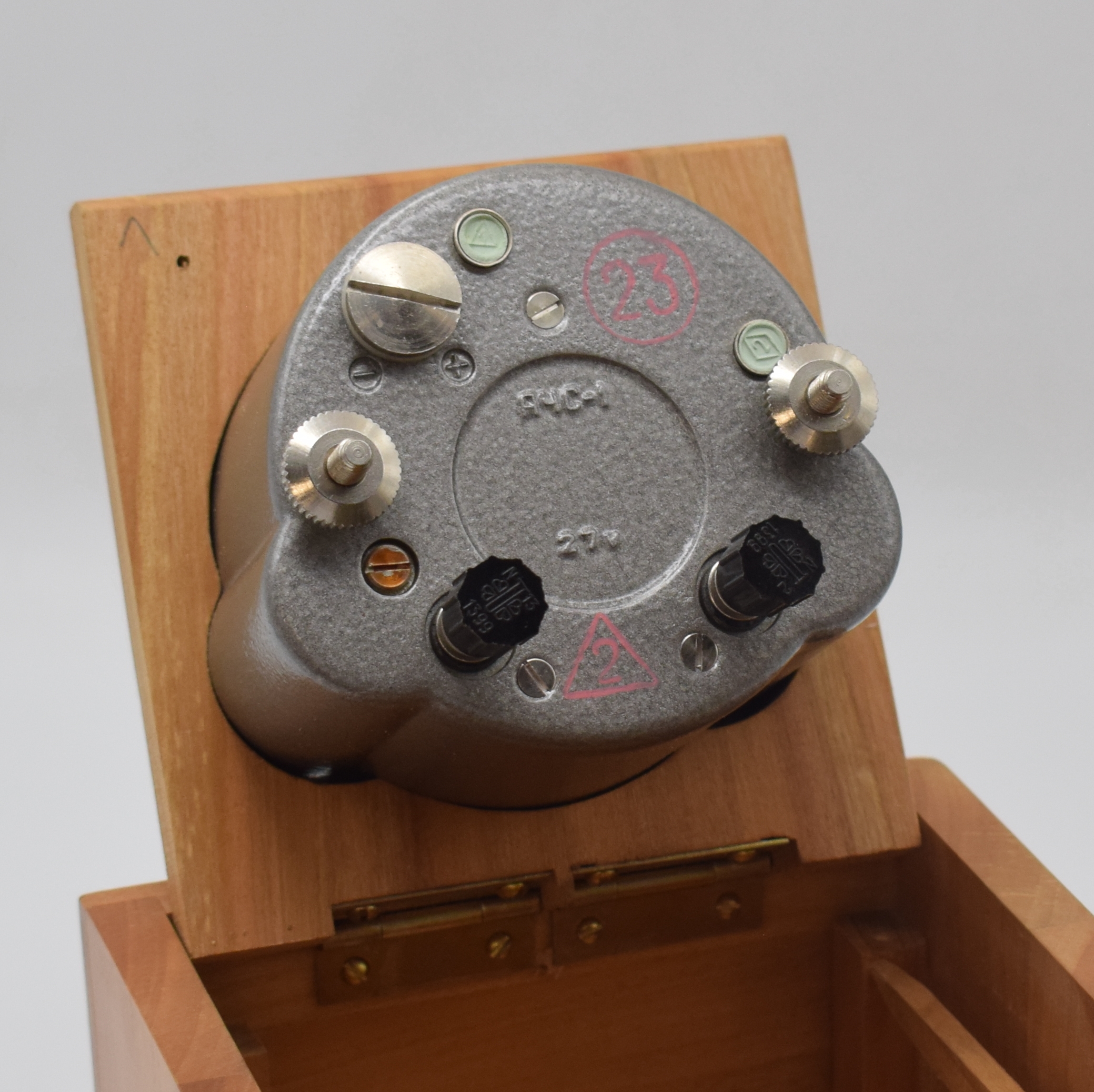 Detail b: MIG-Borduhr mit Chronograph, UDSSR um 1990, Handaufzug, grau lackiertes Metallgeh., schwarze Lünette, Aufzug und Bedienung der Chronographen b. 4 ...