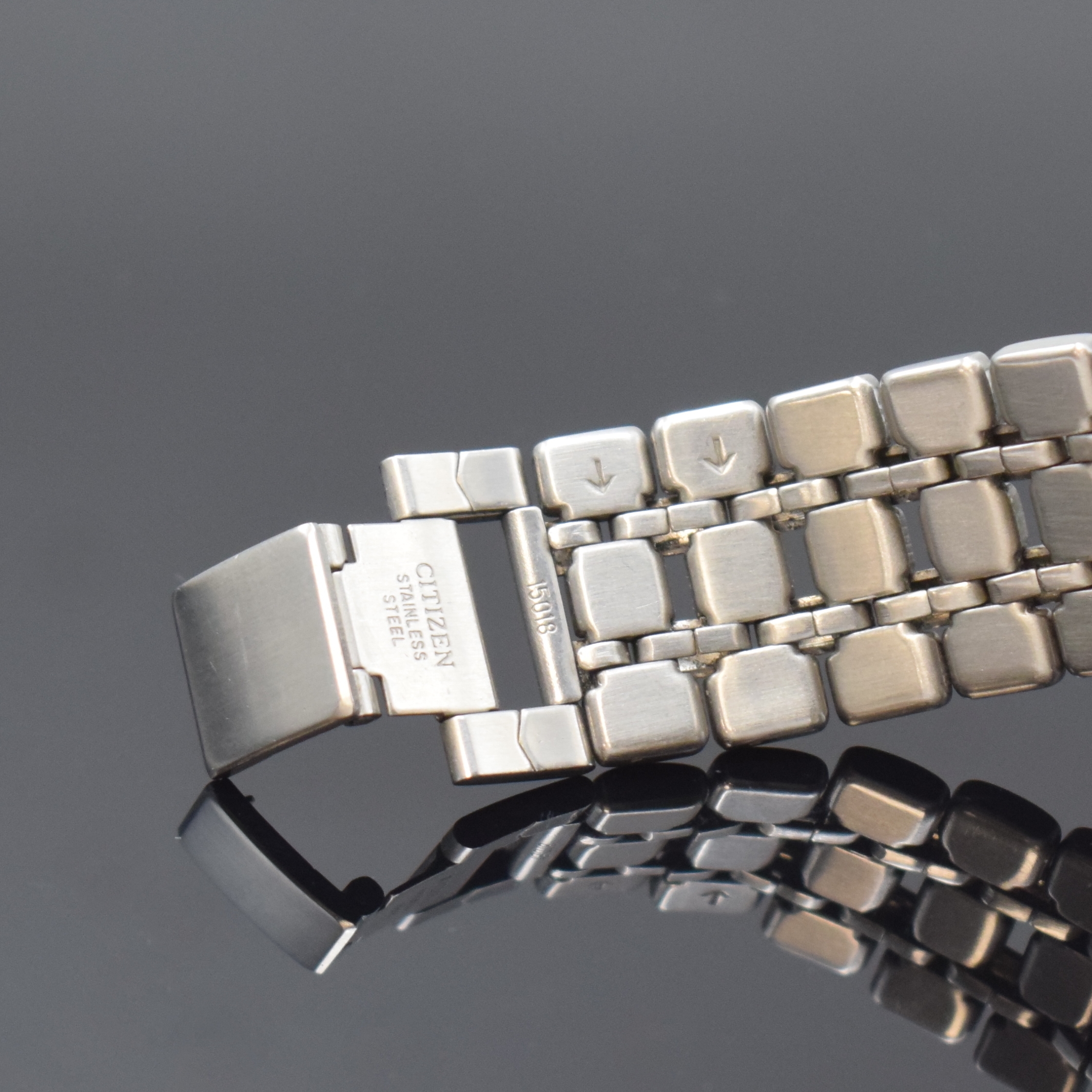 Detail b: CITIZEN frühe Funkgesteuerte Herrenarmbanduhr Referenz 7400-C70007 TA, Japan um 1990, quarz, Edelstahlgeh. m. orig. Gliederband (teils verg.), Boden ...