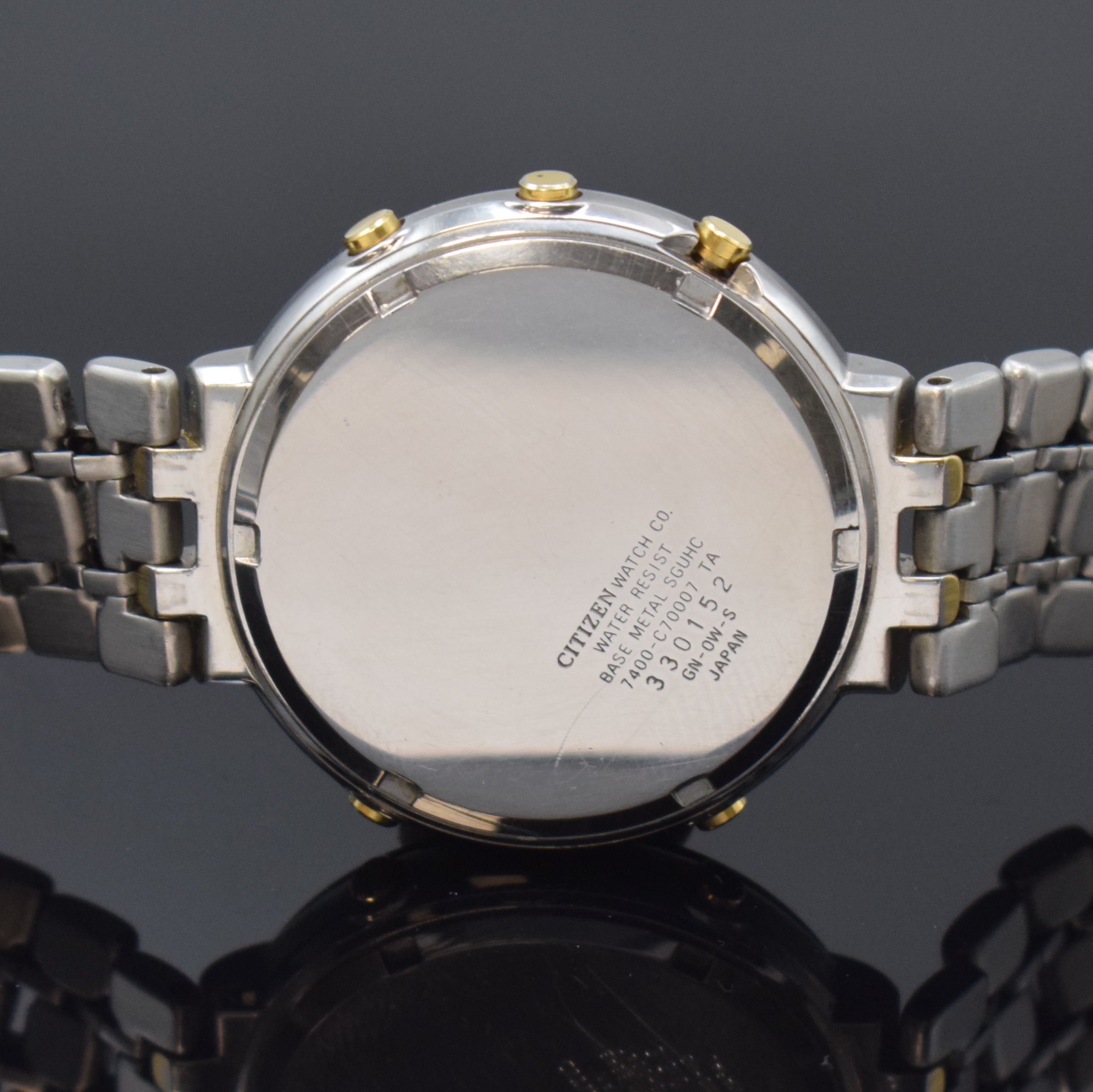 Detail e: CITIZEN frühe Funkgesteuerte Herrenarmbanduhr Referenz 7400-C70007 TA, Japan um 1990, quarz, Edelstahlgeh. m. orig. Gliederband (teils verg.), Boden ...