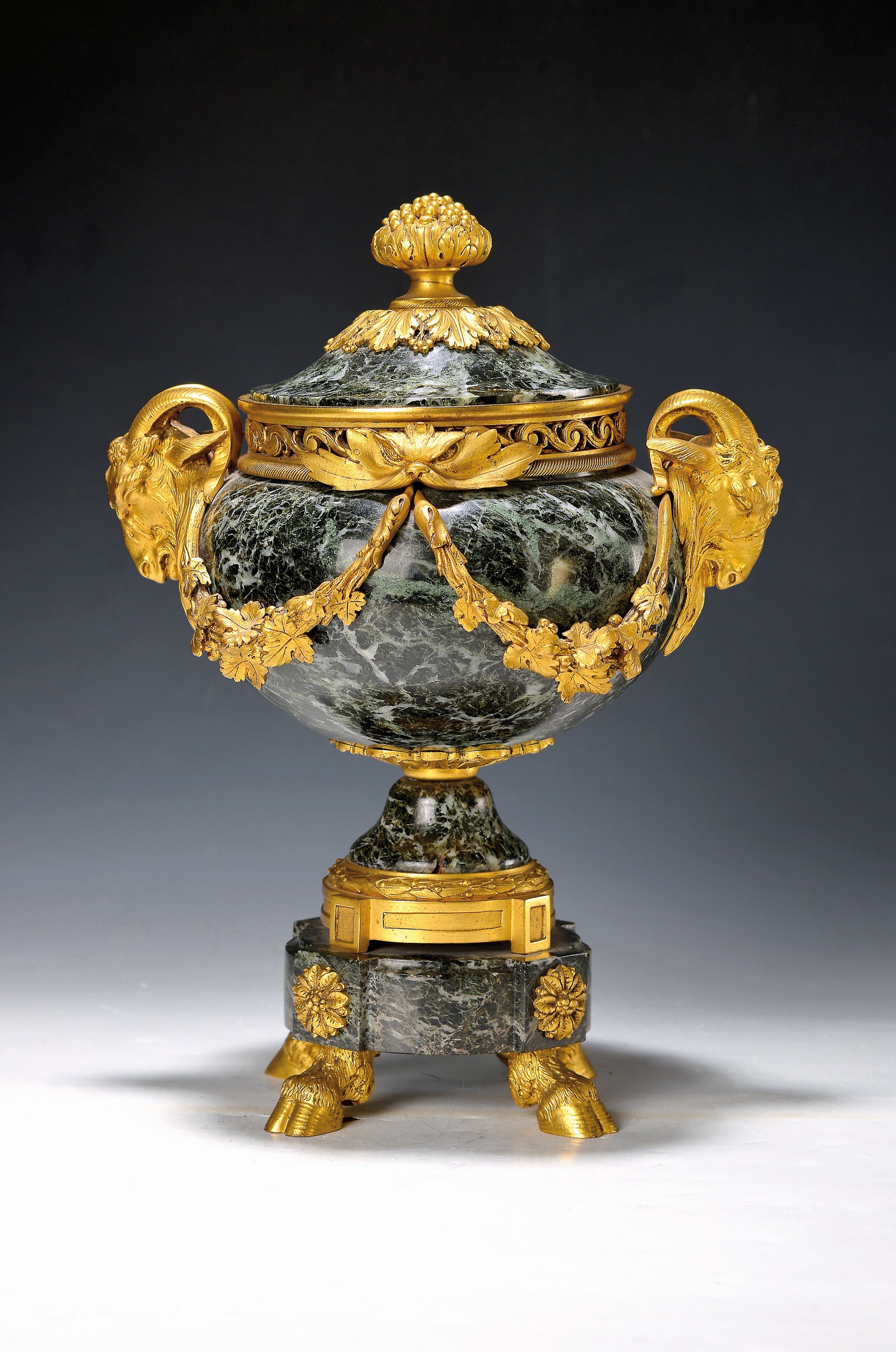 Deckeldose, Frankreich, um 1870, weiß geäderter dunkelgrüner Marmor mit vergoldeten Metallapplikationen in Form von Schafbocksköpfen und -hufen ...