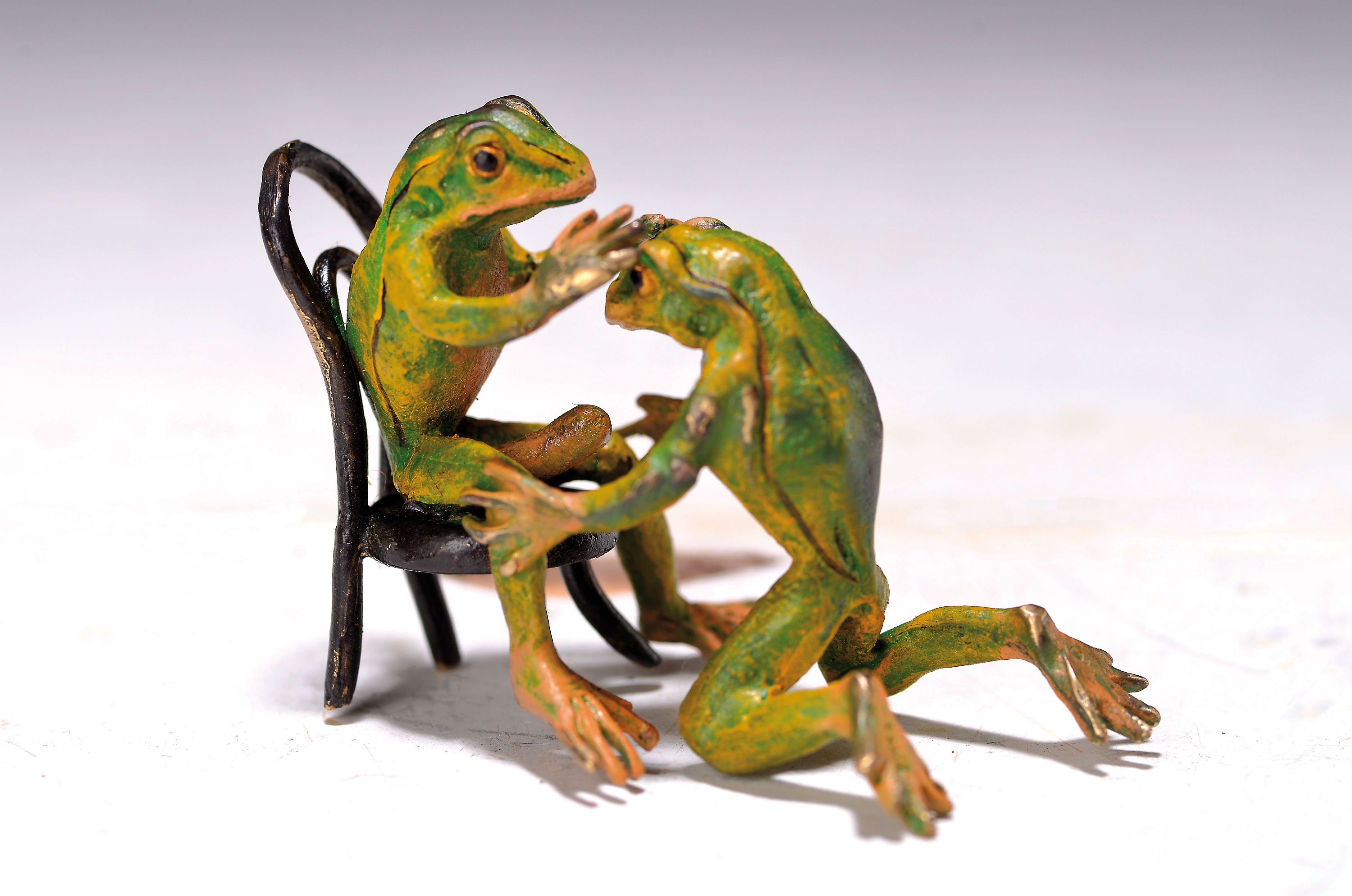 Erotische Frösche, Wiener Bronze, signiert Bergmann, 20.Jh., farbig staffiert, H. 5 cm