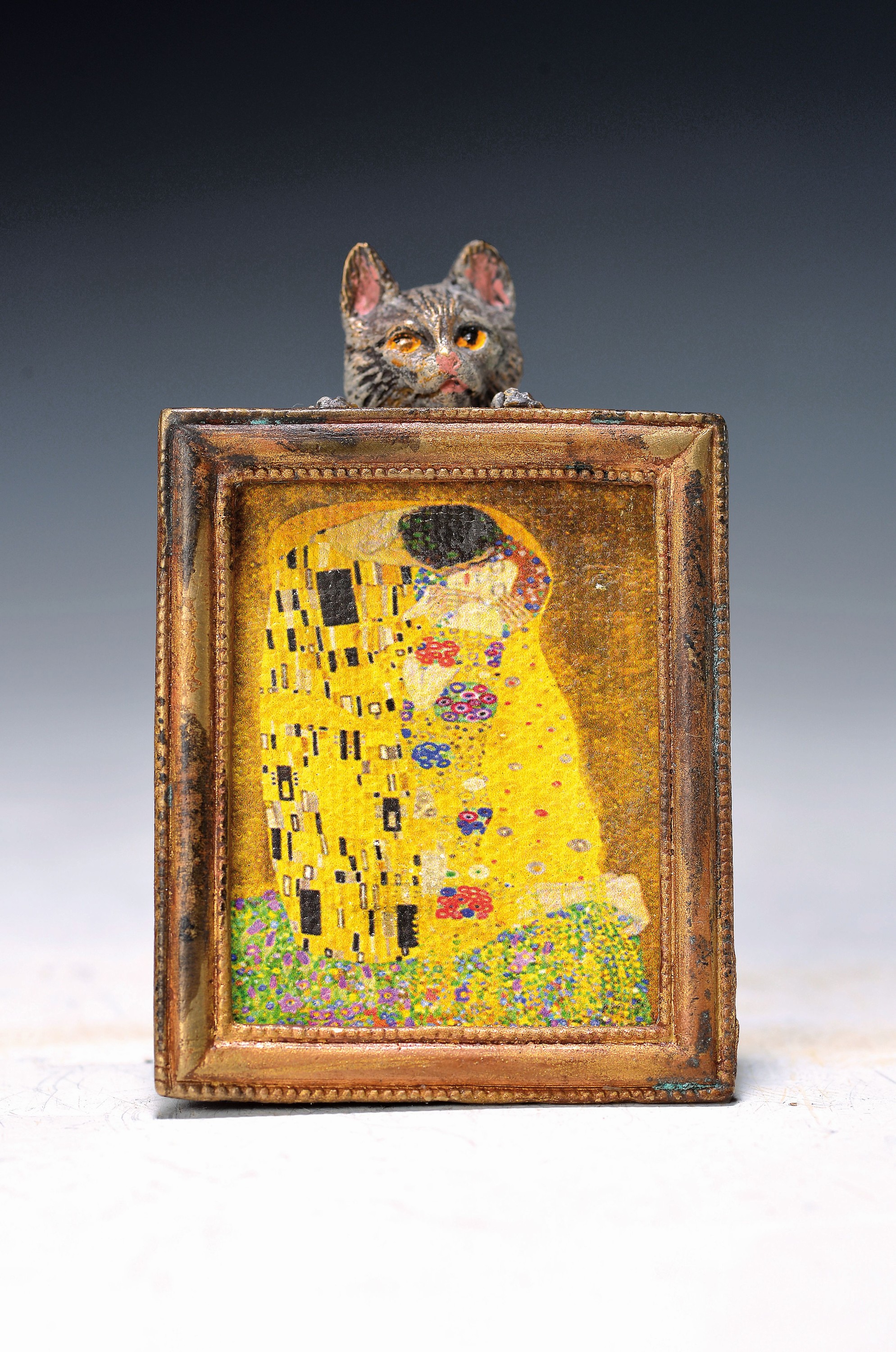 Katzenkünstlerin, Wiener Bronze, signiert Bergmann, 20.Jh., farbig staffiert, Katze mit Klimt-Gemälde, H. 7 cm