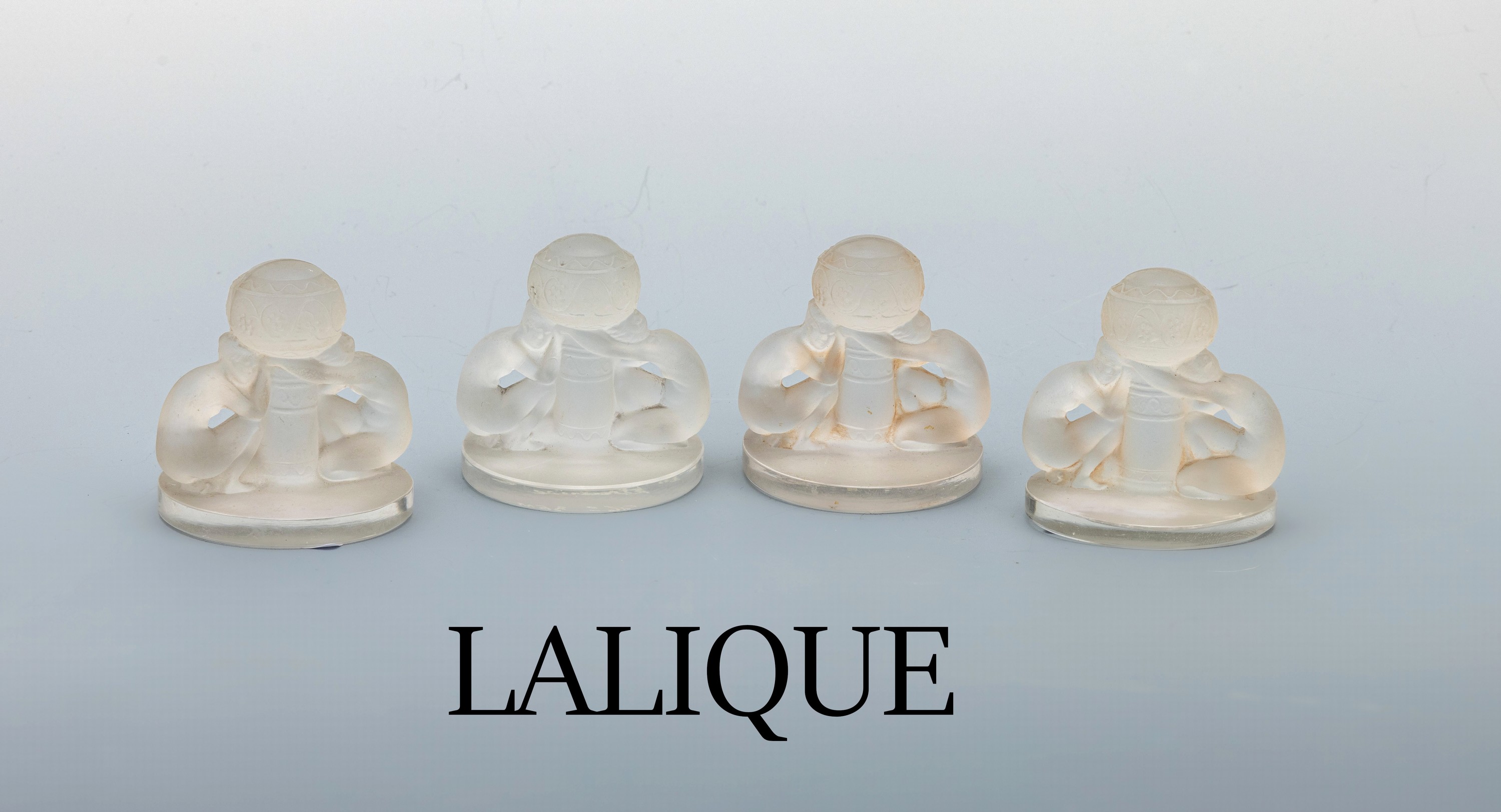 4 Menuekarten-/Tischkartenhalter, R. LALIQUE, Frankreich um 1925, farbloses Glas matt., "Kugelspielerinnen", auf Unterseite sign.: R. ...