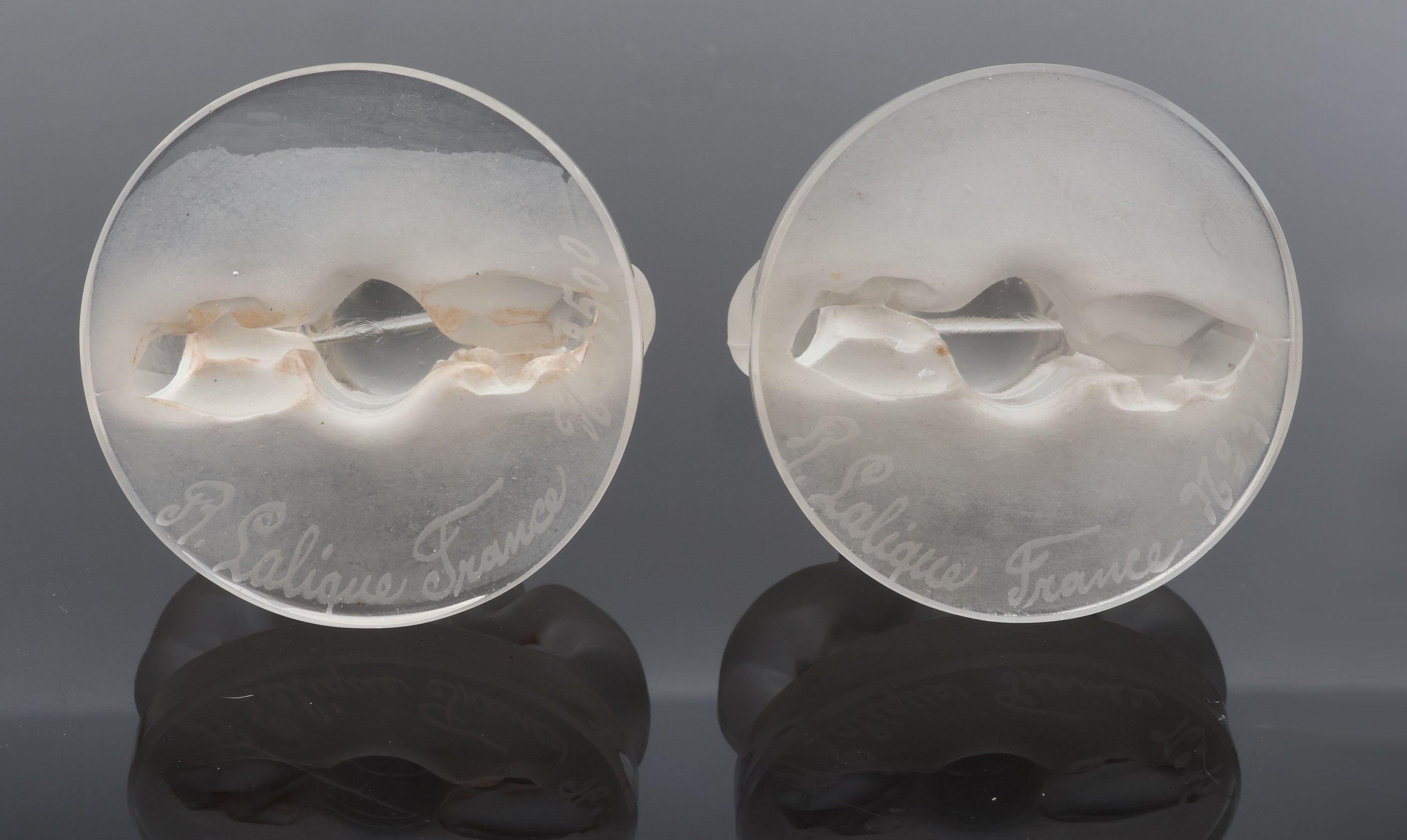 Detail a: 4 Menuekarten-/Tischkartenhalter, R. LALIQUE, Frankreich um 1925, farbloses Glas matt., "Kugelspielerinnen", auf Unterseite sign.: R. ...