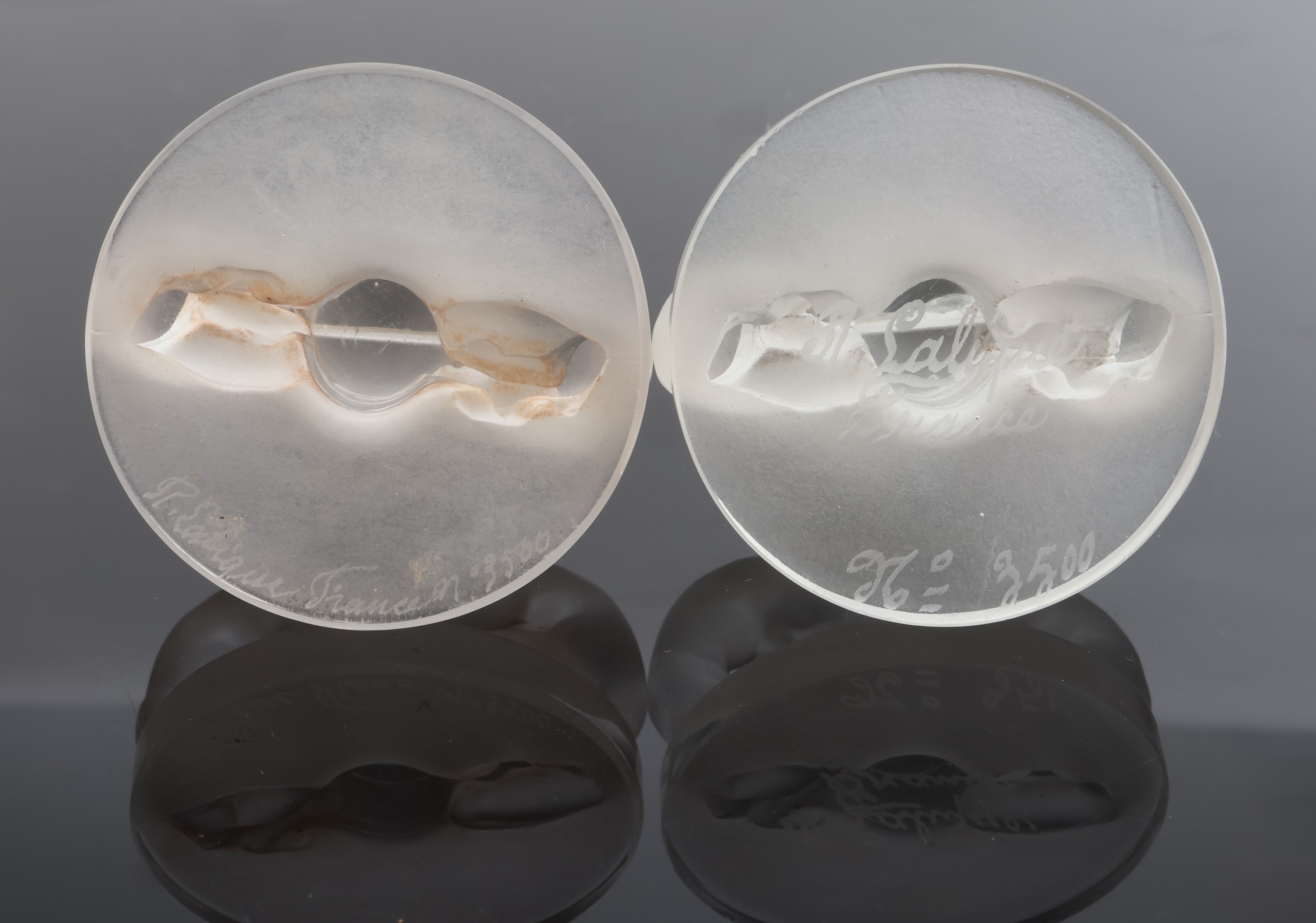 Detail b: 4 Menuekarten-/Tischkartenhalter, R. LALIQUE, Frankreich um 1925, farbloses Glas matt., "Kugelspielerinnen", auf Unterseite sign.: R. ...