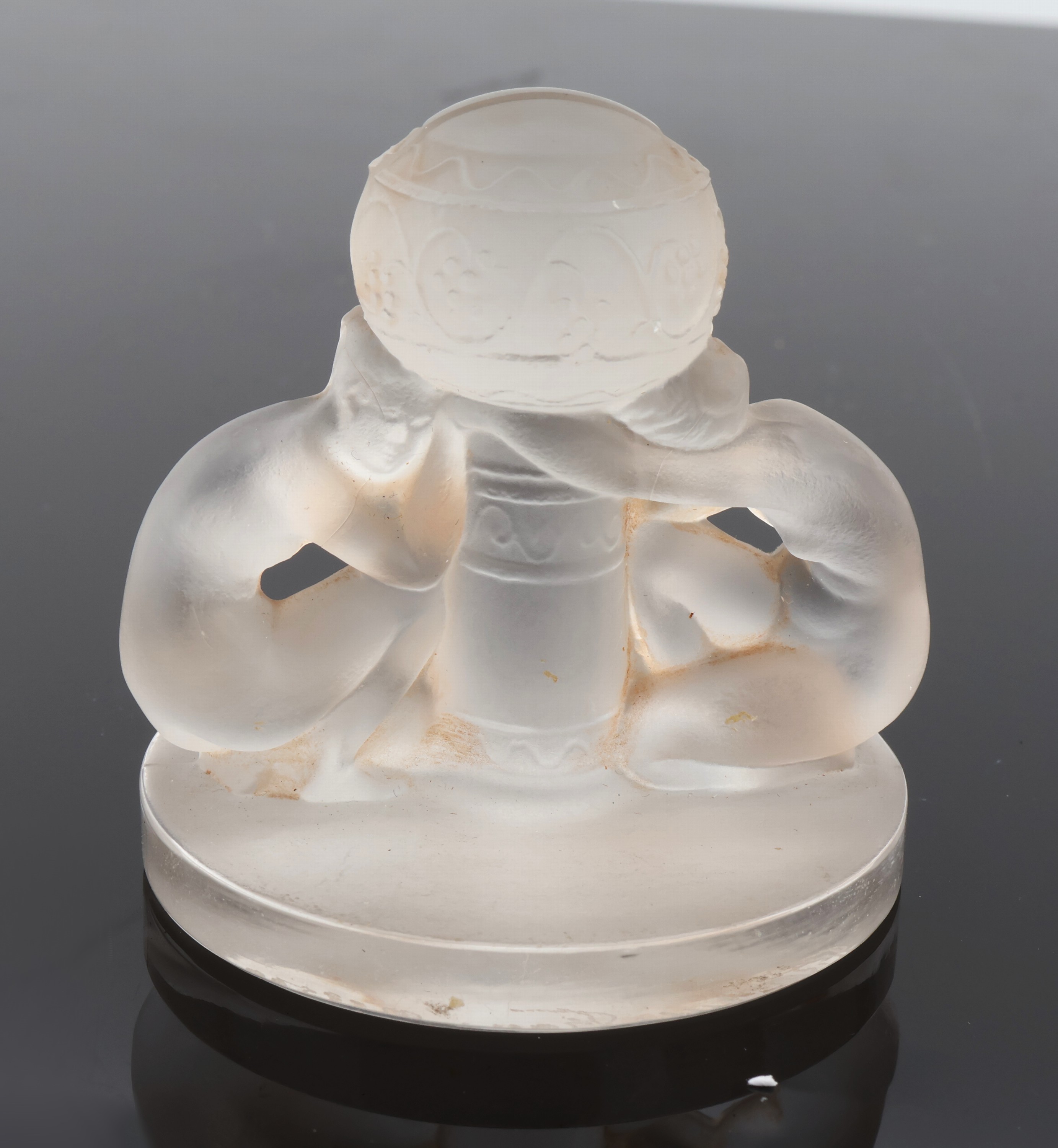 Detail c: 4 Menuekarten-/Tischkartenhalter, R. LALIQUE, Frankreich um 1925, farbloses Glas matt., "Kugelspielerinnen", auf Unterseite sign.: R. ...