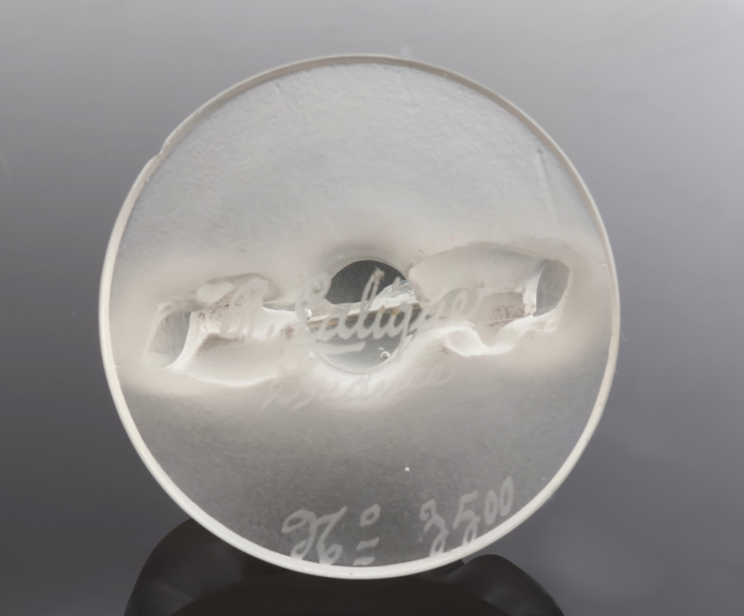 Detail d: 4 Menuekarten-/Tischkartenhalter, R. LALIQUE, Frankreich um 1925, farbloses Glas matt., "Kugelspielerinnen", auf Unterseite sign.: R. ...