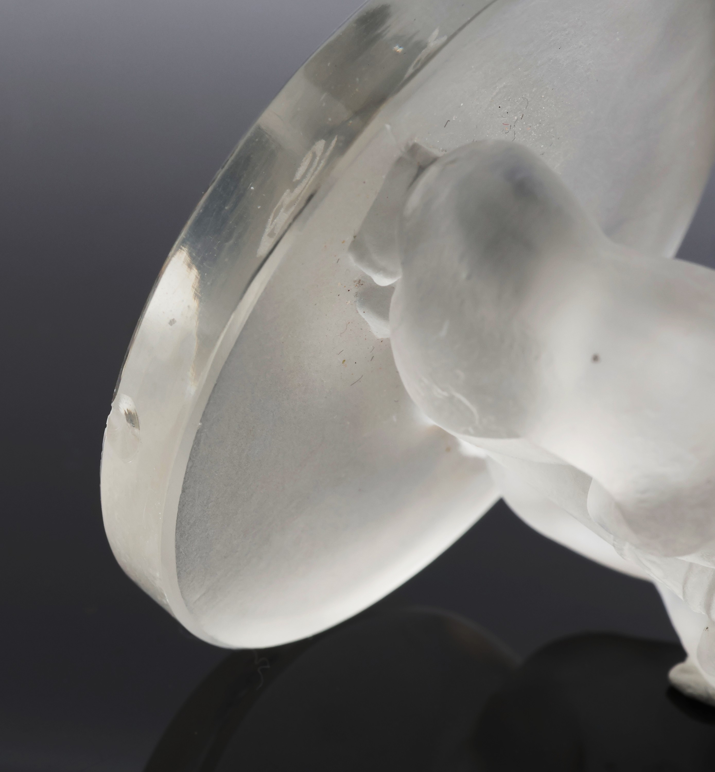 Detail e: 4 Menuekarten-/Tischkartenhalter, R. LALIQUE, Frankreich um 1925, farbloses Glas matt., "Kugelspielerinnen", auf Unterseite sign.: R. ...