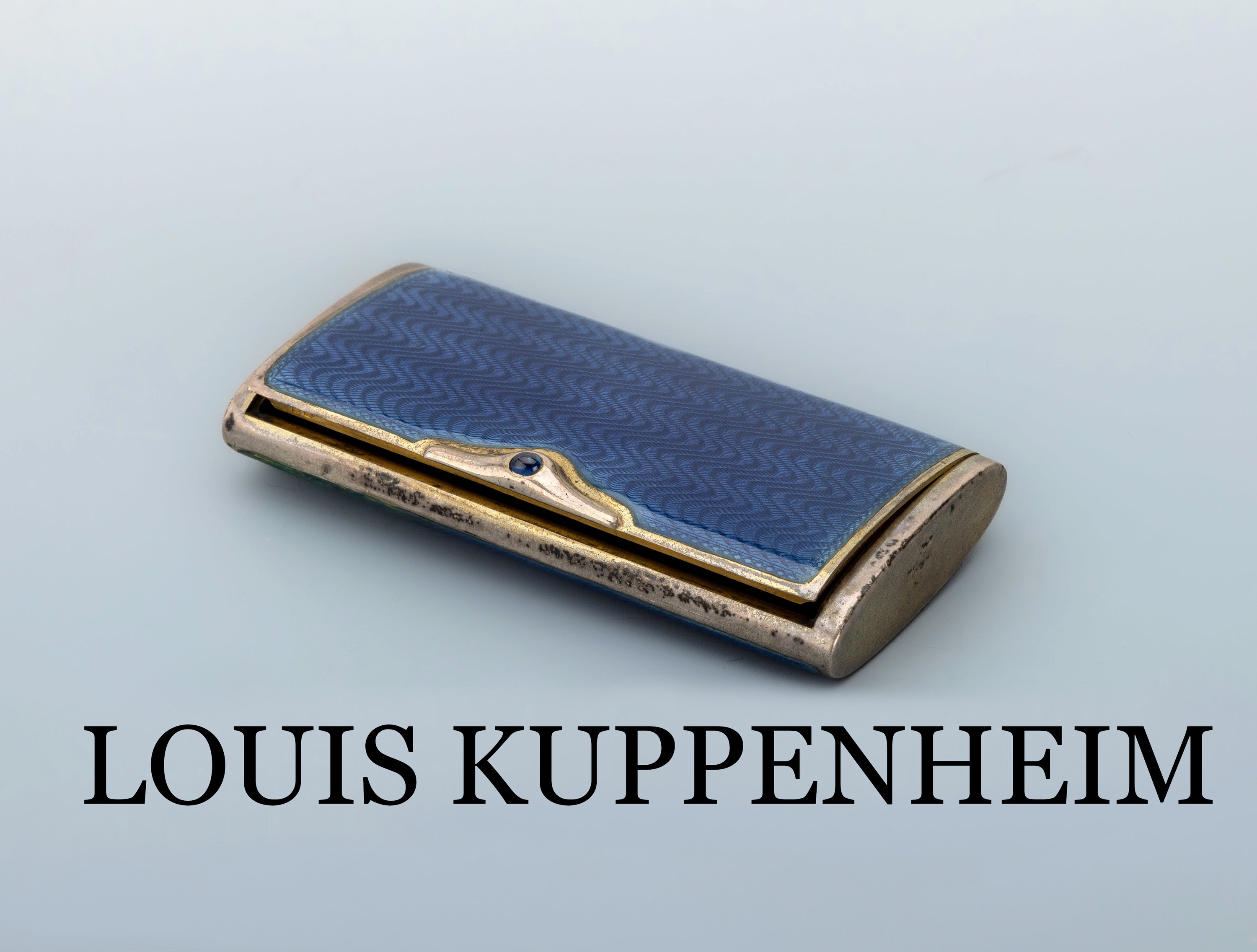 Zigarettenetui, deutsch um 1910, 900er Silber, Innenvergoldung, Meistermarke LOUIS KUPPENHEIM, Boden und Deckel, guill. und transluzid saphirblau ...
